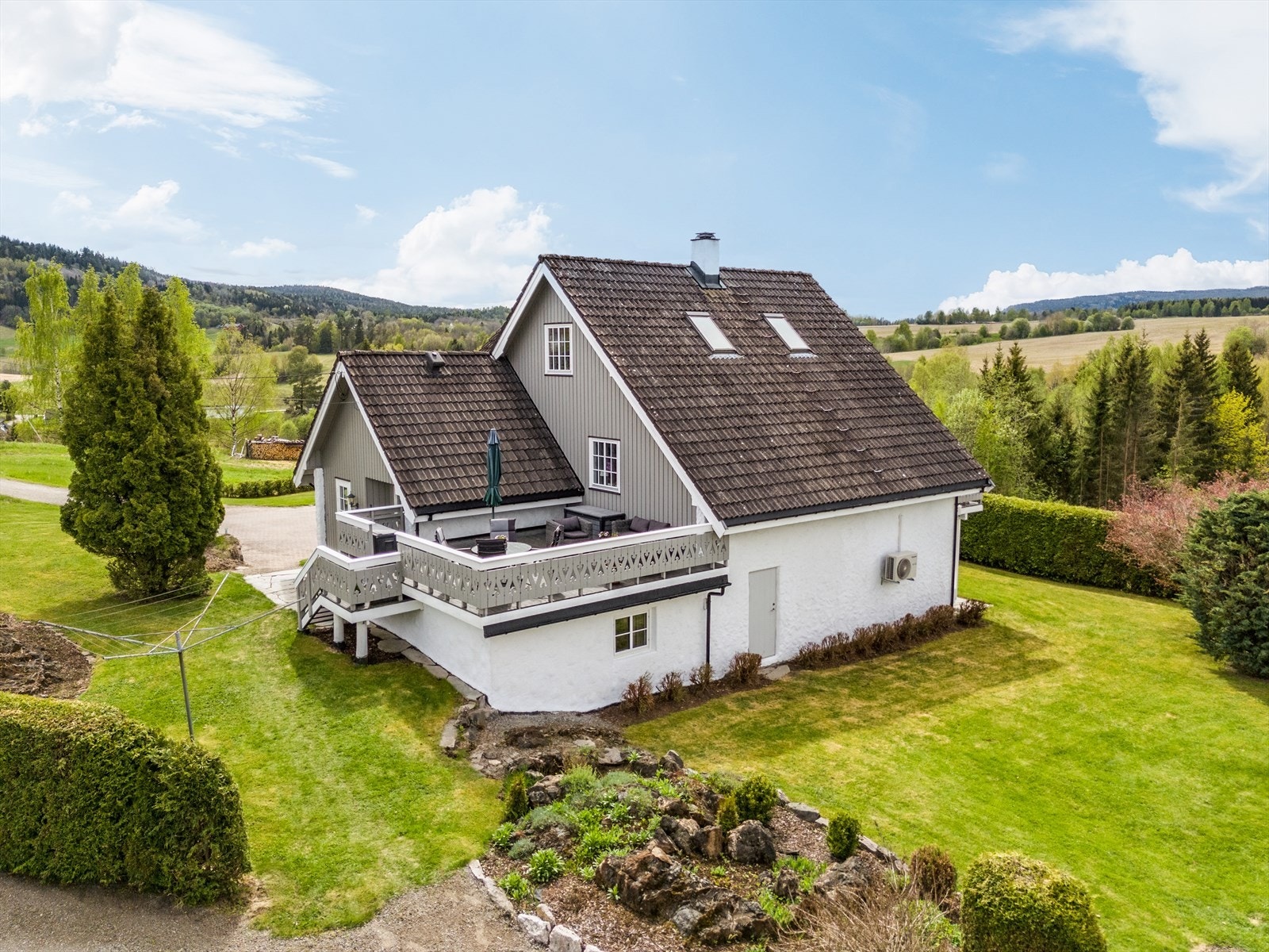Flere flotte uteplasser, både under tak og under åpen himmel. Galleribilde