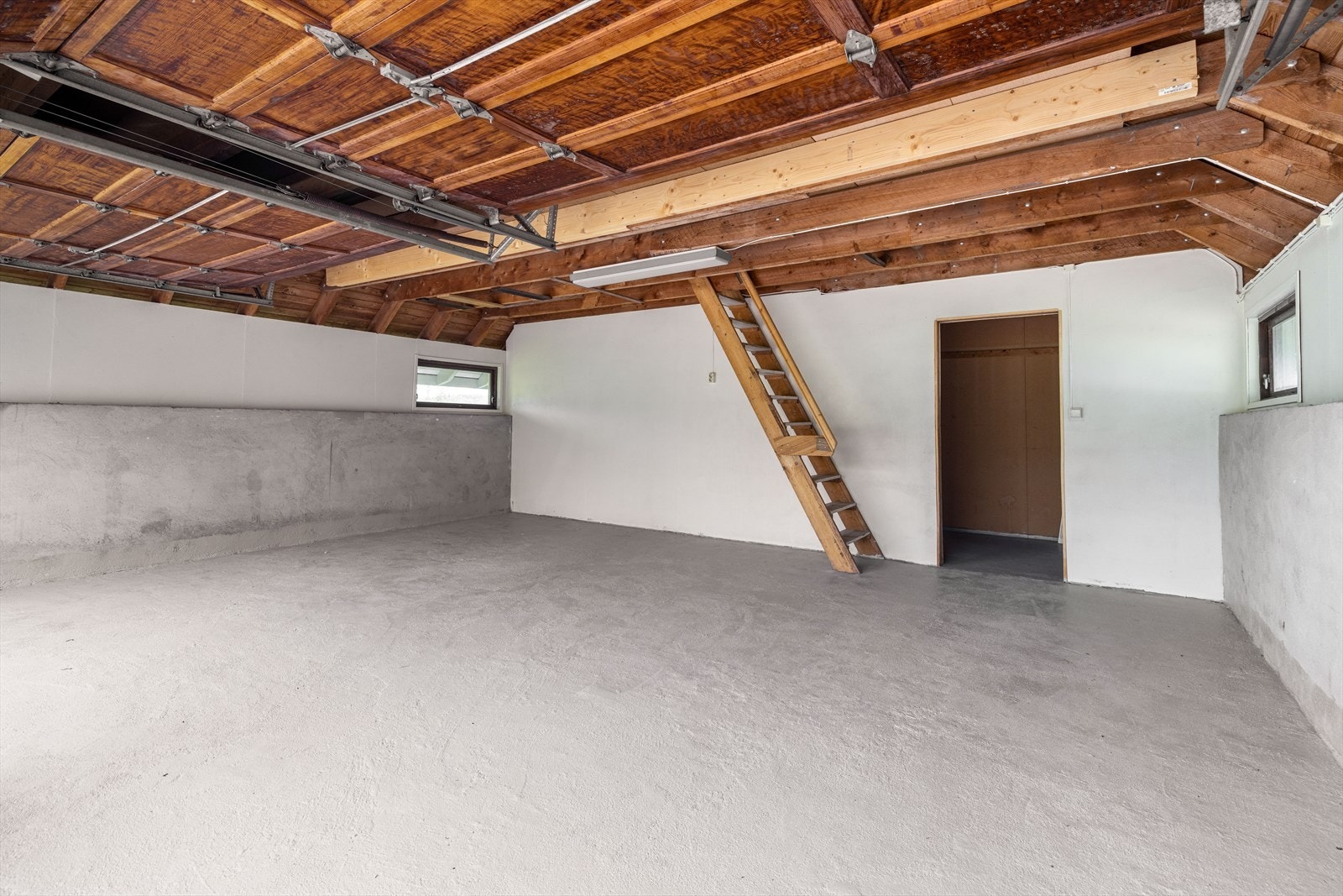Garasjen er bygget i to etasjer, med innvendig trapp opp til innredd rom på 12 m2. Det ble i 2021 installert ladeboks til el-bil i garasjen som for øvrig har eget sikringsskap. Galleribilde