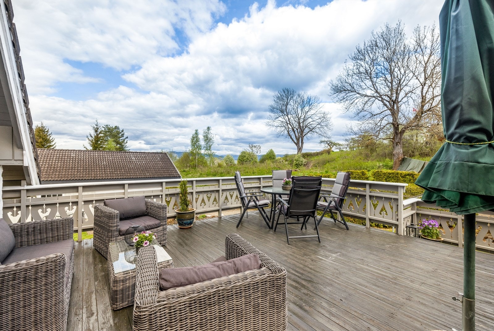 Her kan man nyte den flotte utsikten mot nærmiljøet og omkringliggende fjellområder. Galleribilde