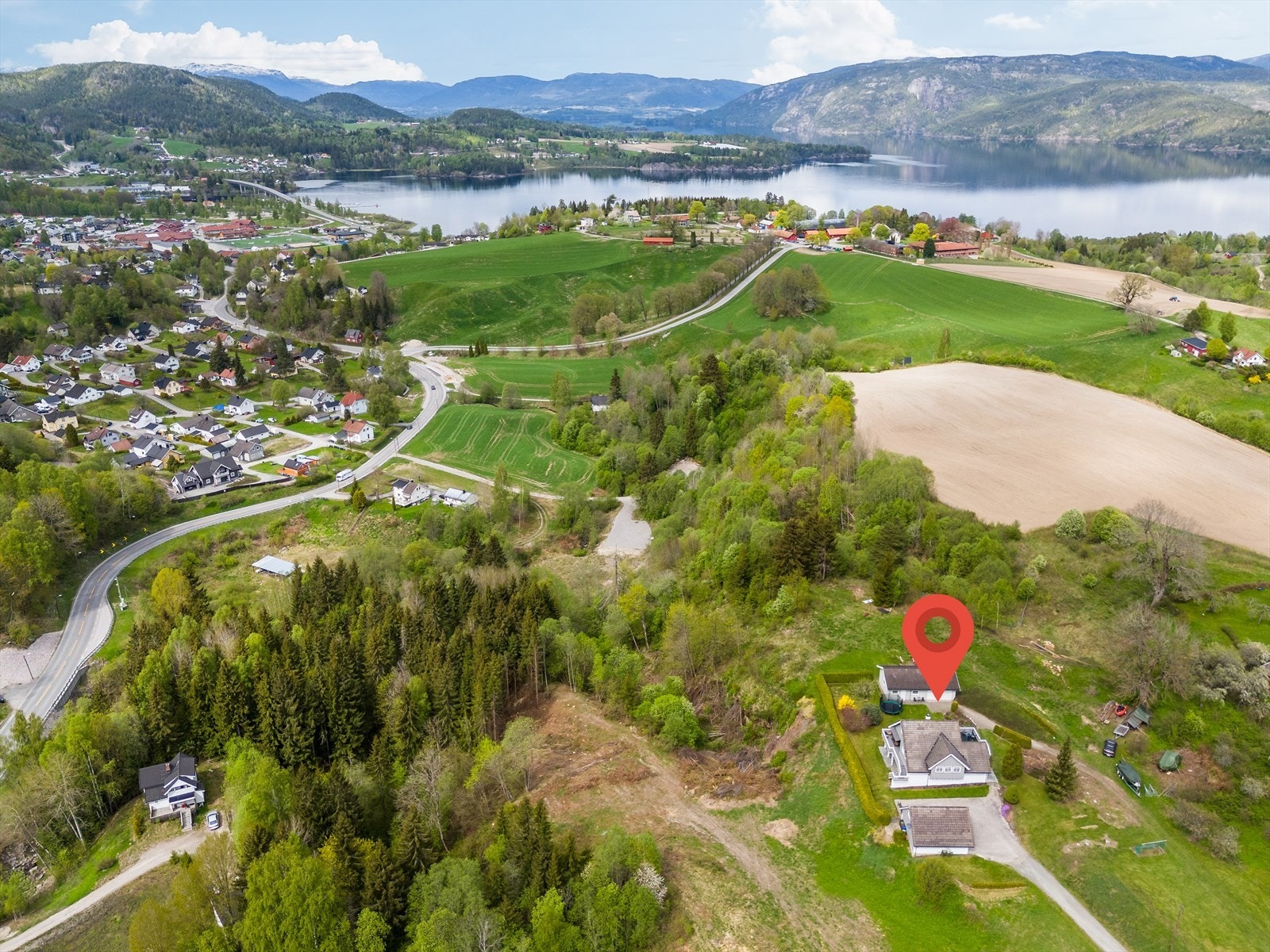 Norsjø ligger lett tilgjengelig med badestrand og bryggeanlegg. Norsjø, som sommerstid tilbyr yrende båt- og badeliv, er en del av Telemarkskanalen. Galleribilde