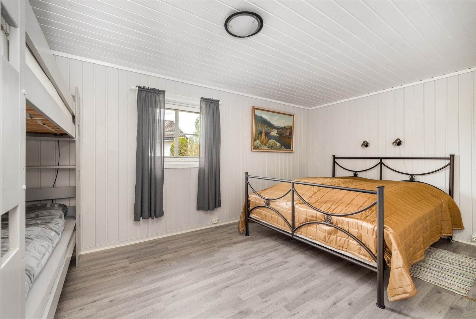 Soverom 4 med tilliggende dusjrom er innredet med både dobbeltseng og køyeseng. Det tilliggende dusjrommet er helfliset med varmekabler i gulv, og har innredning med servant samt høyskap. Her er det også dusjhjørne. Galleribilde