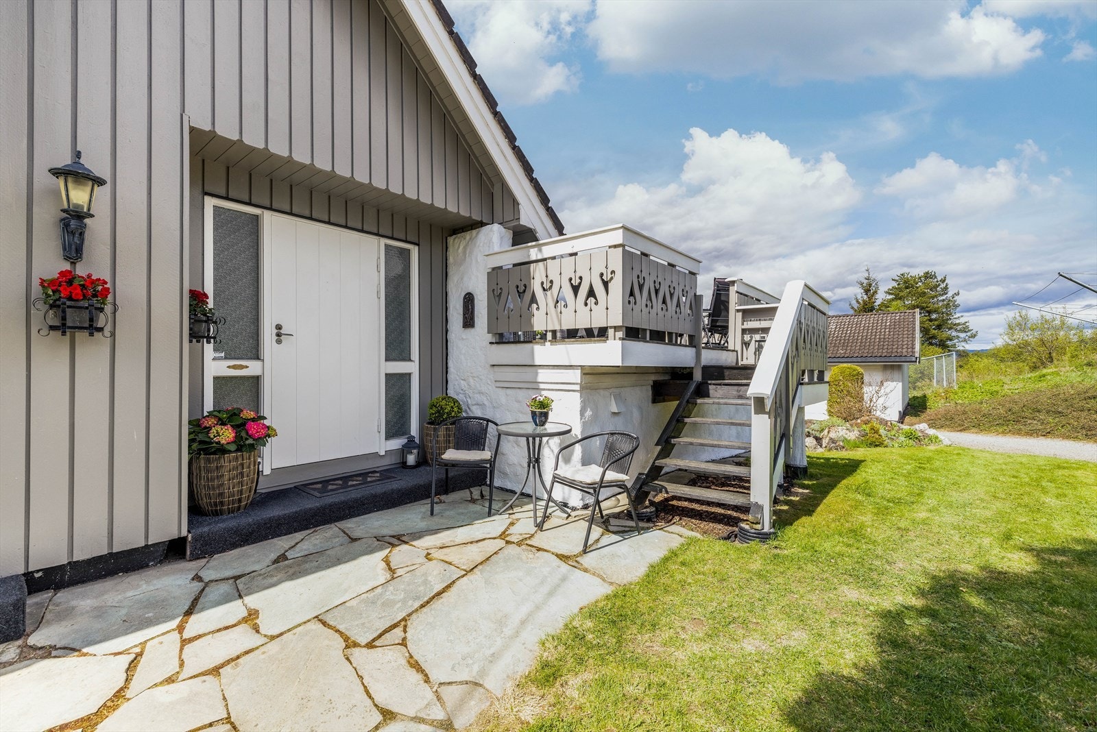 Hyggelig inngangsparti med trapp opp til en deilig terrasse. Galleribilde