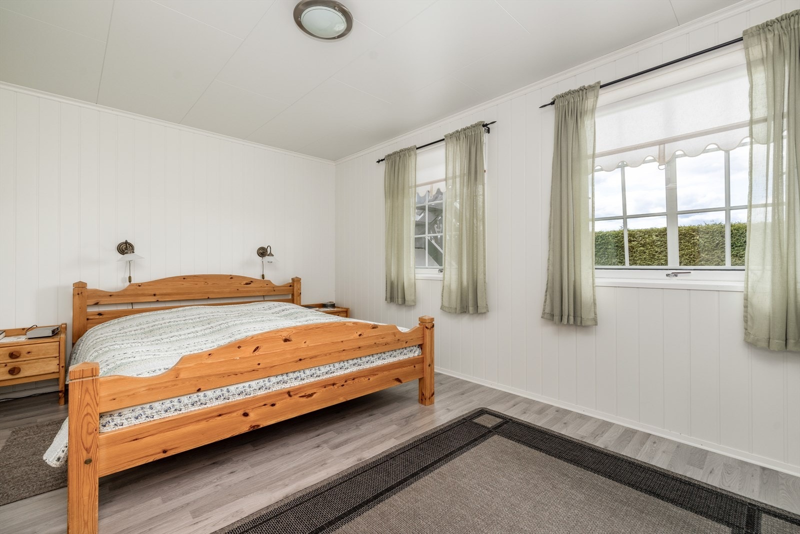 Boligen har 4 gode soverom på nedre plan, alle med lyse, fine overflater. Galleribilde