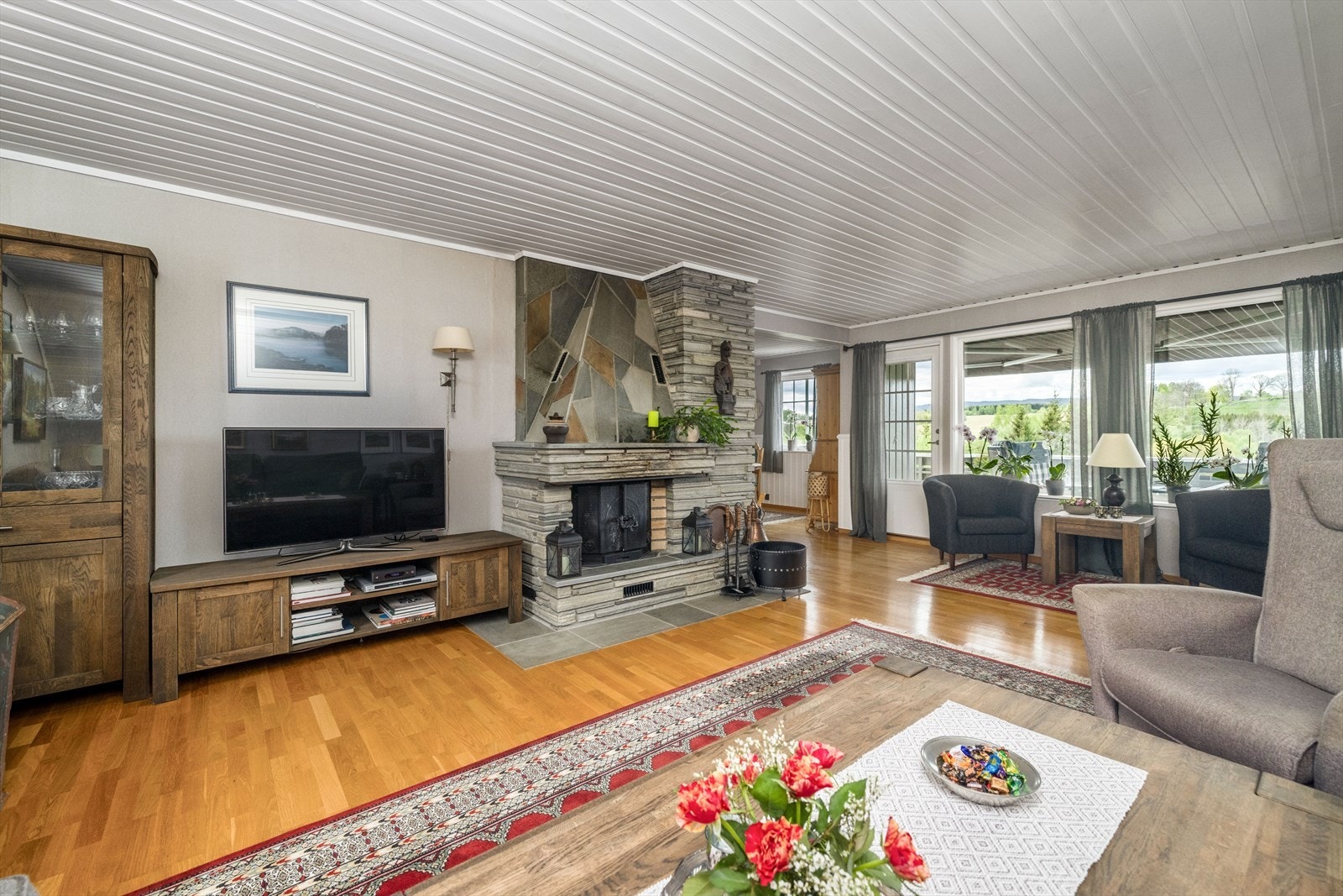 Den romslige vinkelstuen har store vindusflater som tilfører godt med dagslys, og det er gode, definerte soner for møblering. Galleribilde