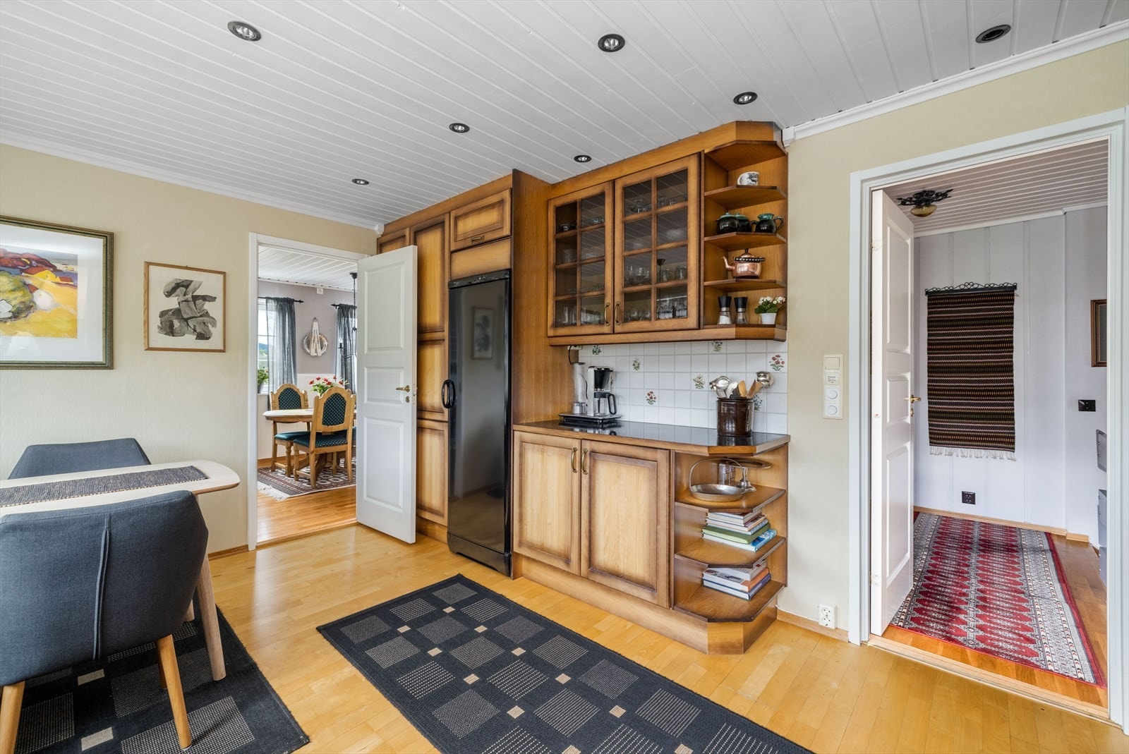 Over kokesonen er det ventilator med avtrekk ut. Down-light belysning i tak. Galleribilde