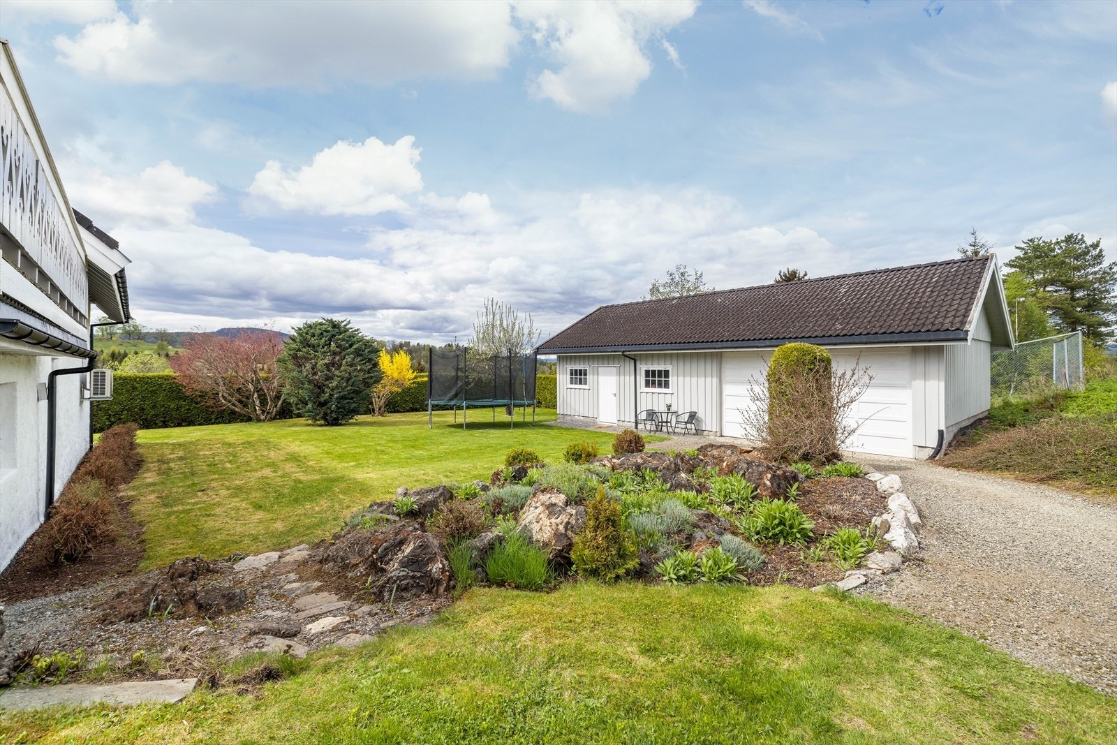 Det er også oppført et uthus på eiendommen i 1995 på hele 74 m2 med god oppbevaringsplass til maskiner og redskap. Galleribilde