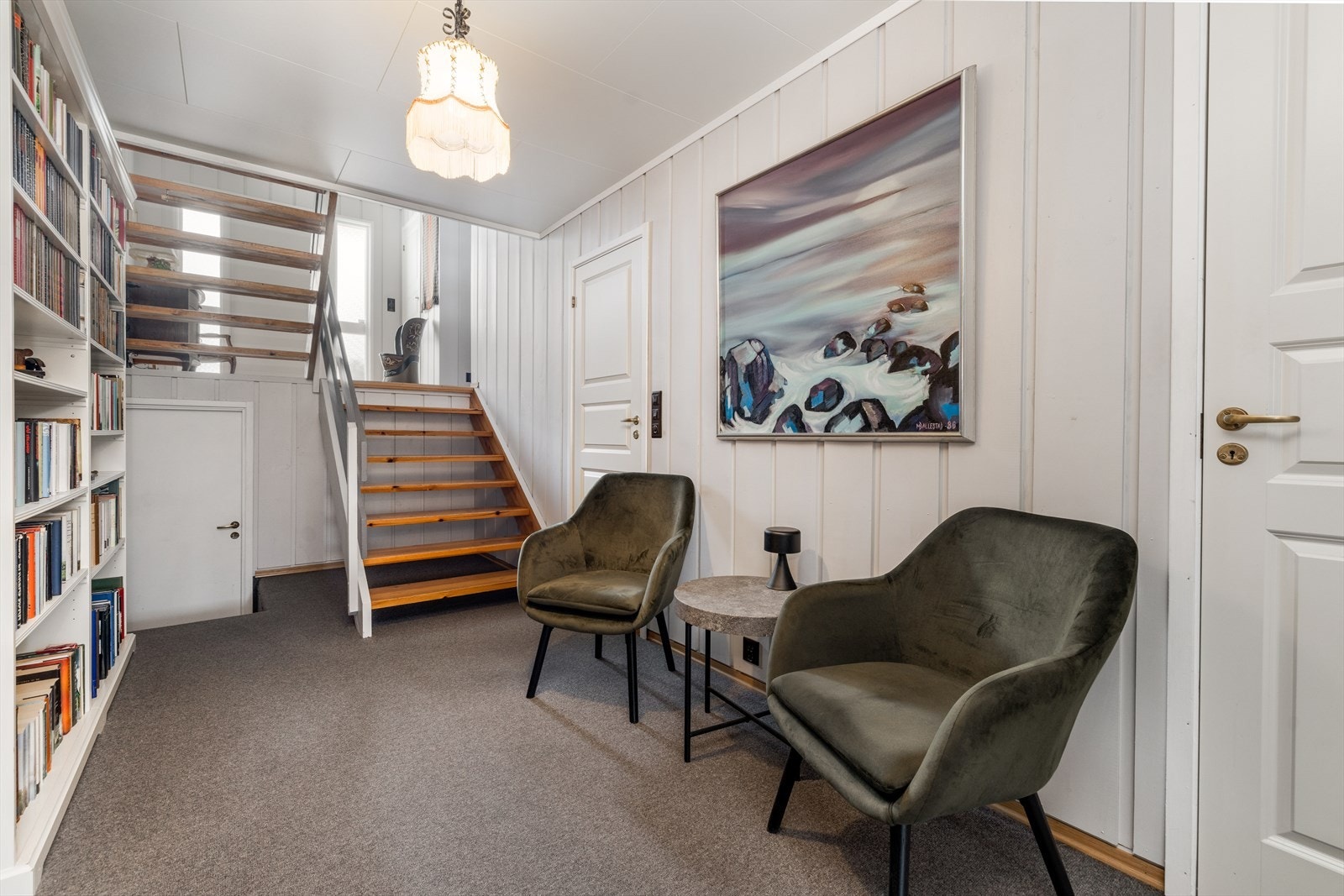 Innvendige overflater består hovedsakelig av parkett/teppe/tregulv/laminat på gulv, tapet/mdf panel/trepanel på vegger og trepanel/himlingsplater i tak. Galleribilde