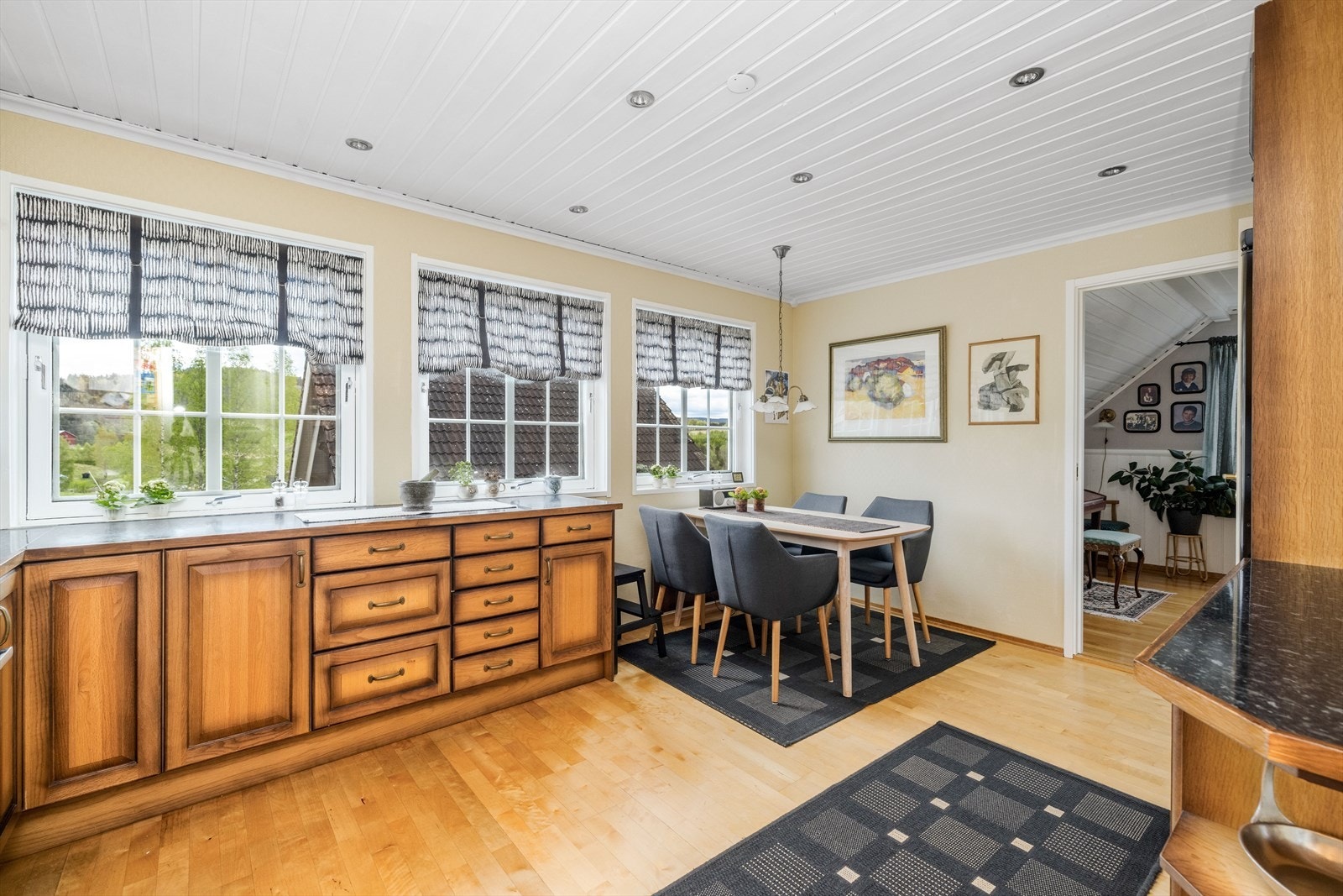 Kjøkkenet har en hyggelig spiseplass ved vinduene som vender ut mot gårdsplassen. Galleribilde