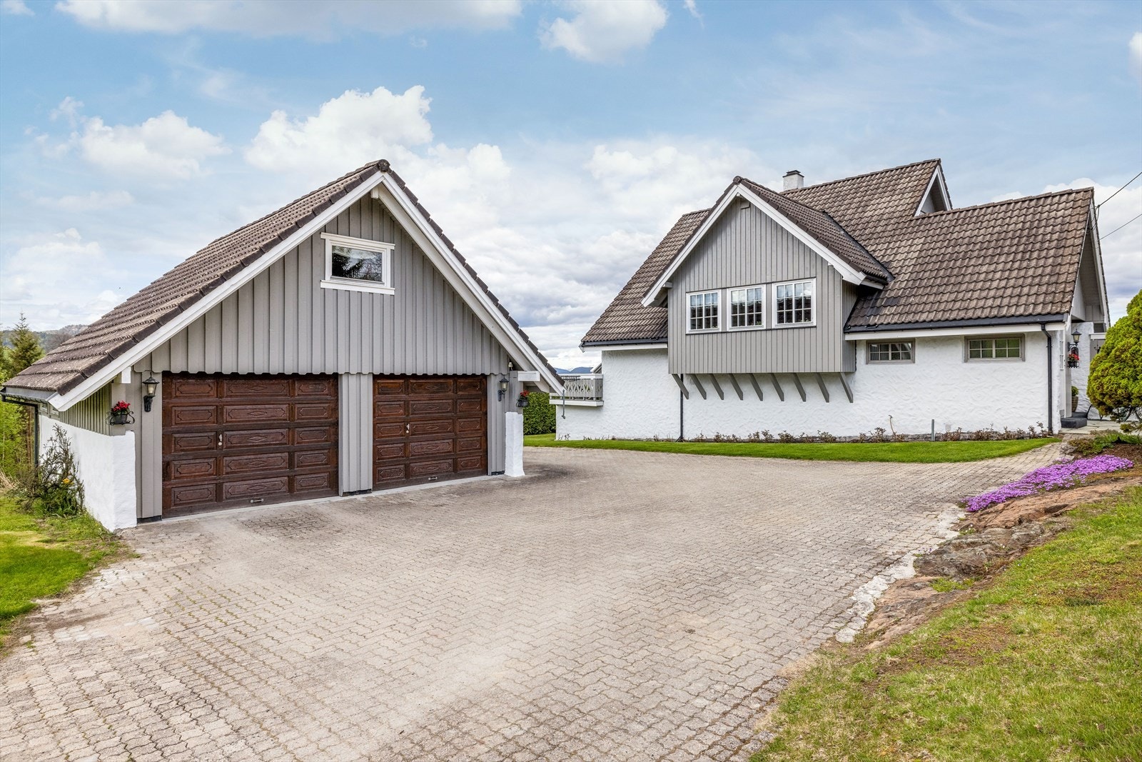 Romslig og vedlikeholdt enebolig med solrik beliggenhet og dobbelgarasje. Galleribilde