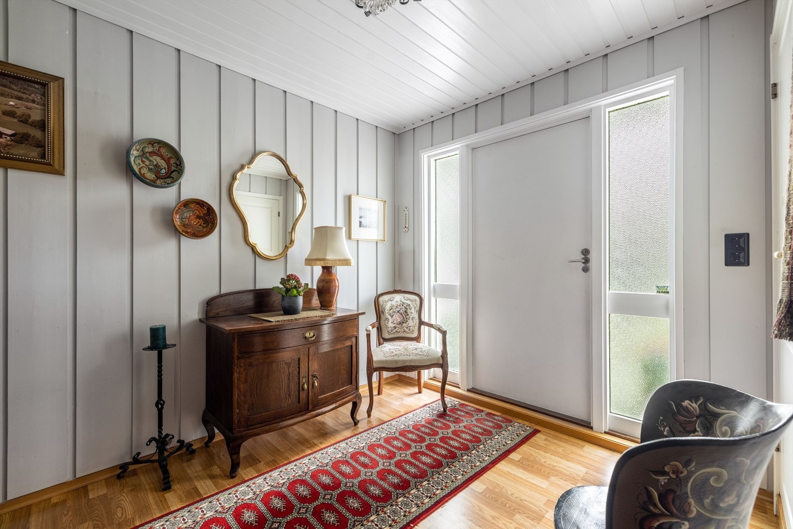 Med adkomst fra det hyggelige inngangspartiet kommer man inn en romslig hall med lyse, malte veggoverflater. Galleribilde