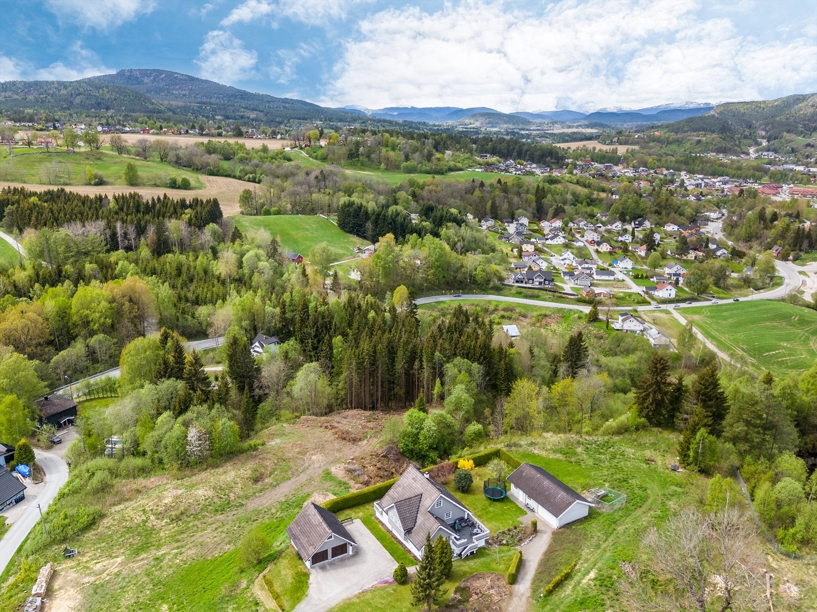 Gamlevegen 9 ligger landlig og idyllisk til på Tufte på Fen, med kort vei til Ulefoss sentrum. Galleribilde