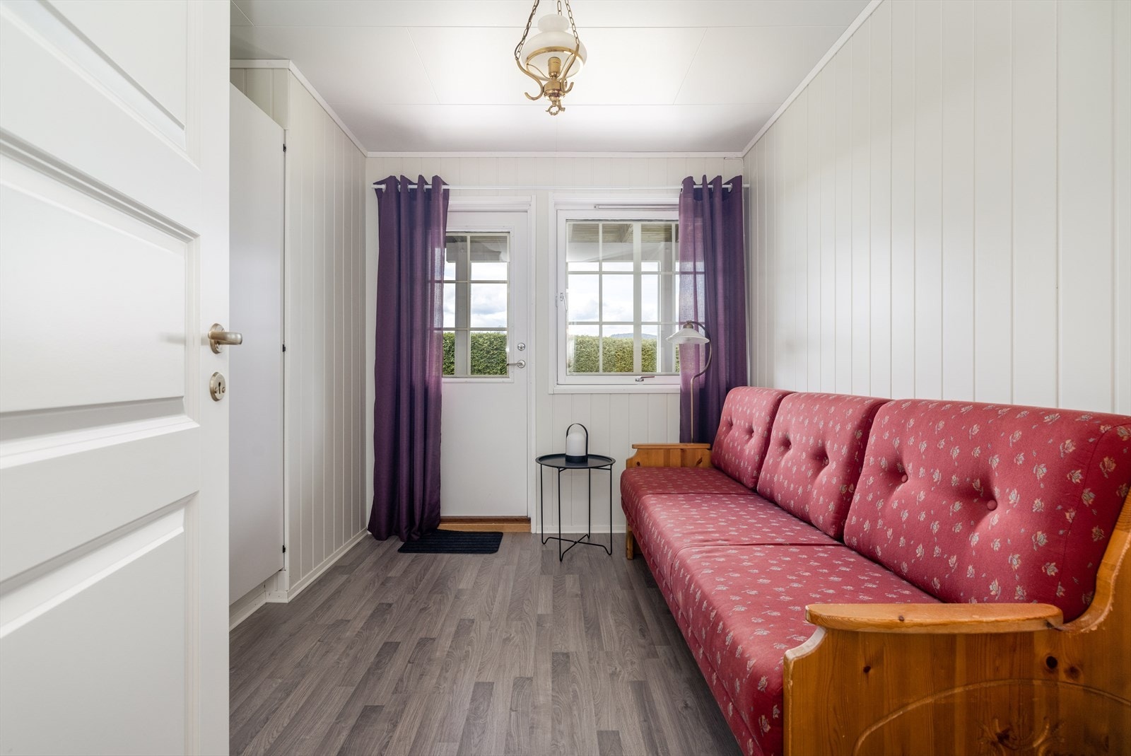 Soverom 3 med utgang til hagedelen. På tre av soverommene er det varmekabler. Galleribilde