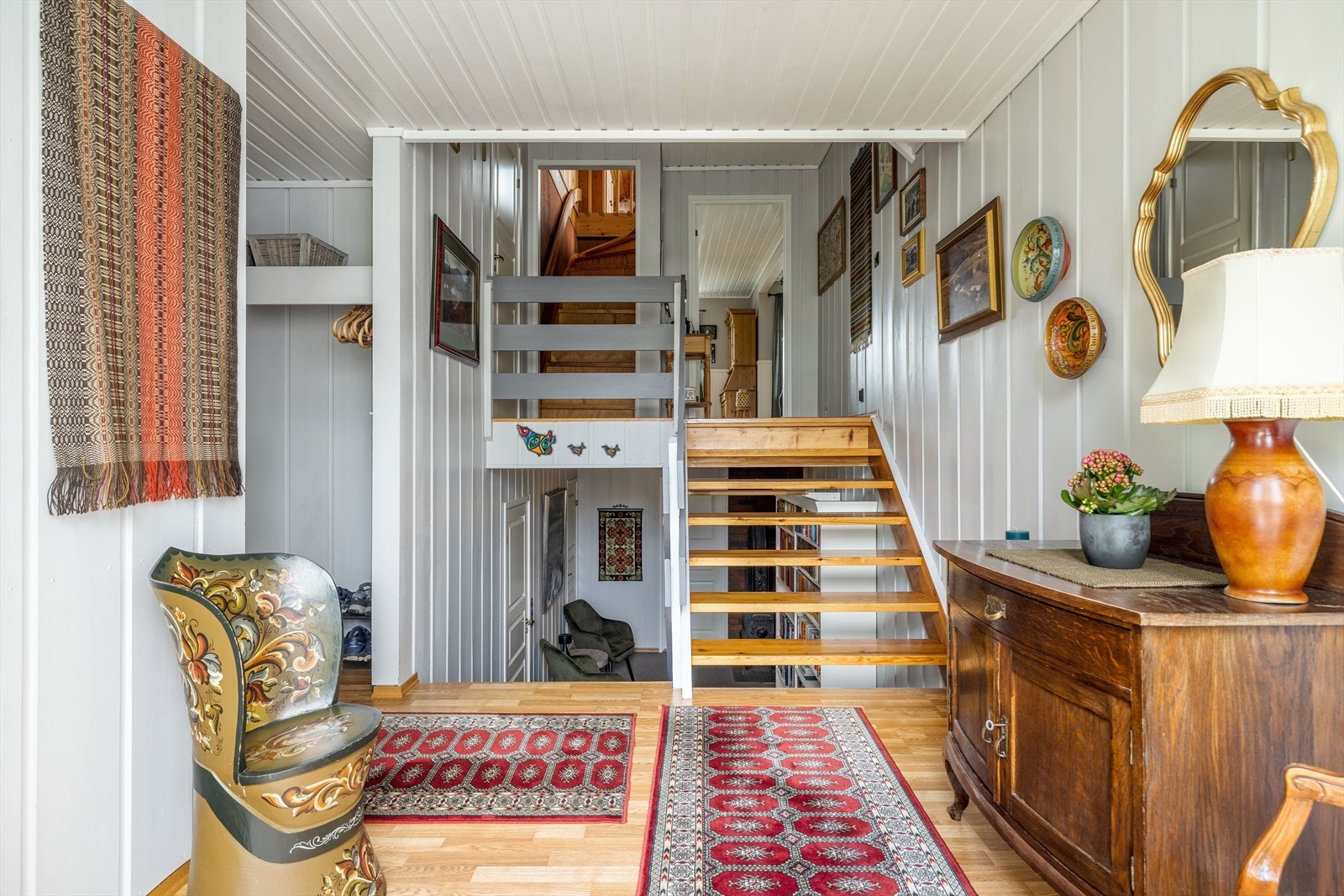 Det er her plass til mindre møblering, samt en egen nisje med plass til sko og ytterklær. Fra hallen er det videre adkomst til både øvre og nedre nivå i boligen. Galleribilde