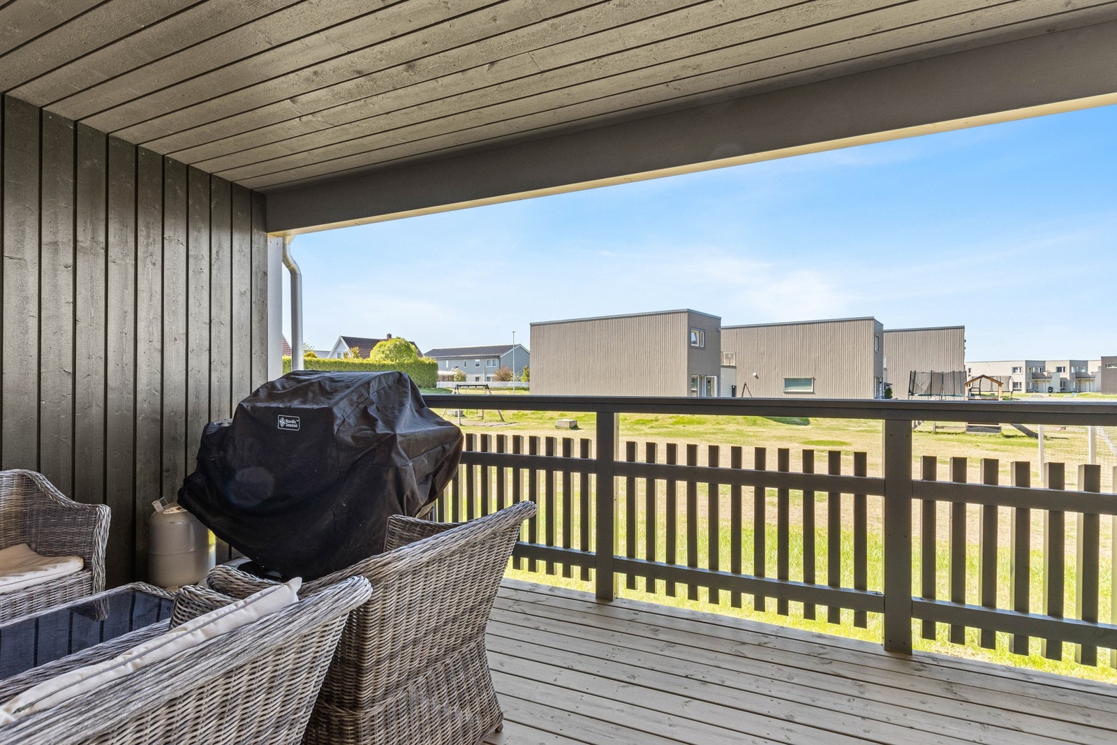 Veranda med utsikt mot grøntområde. Galleribilde