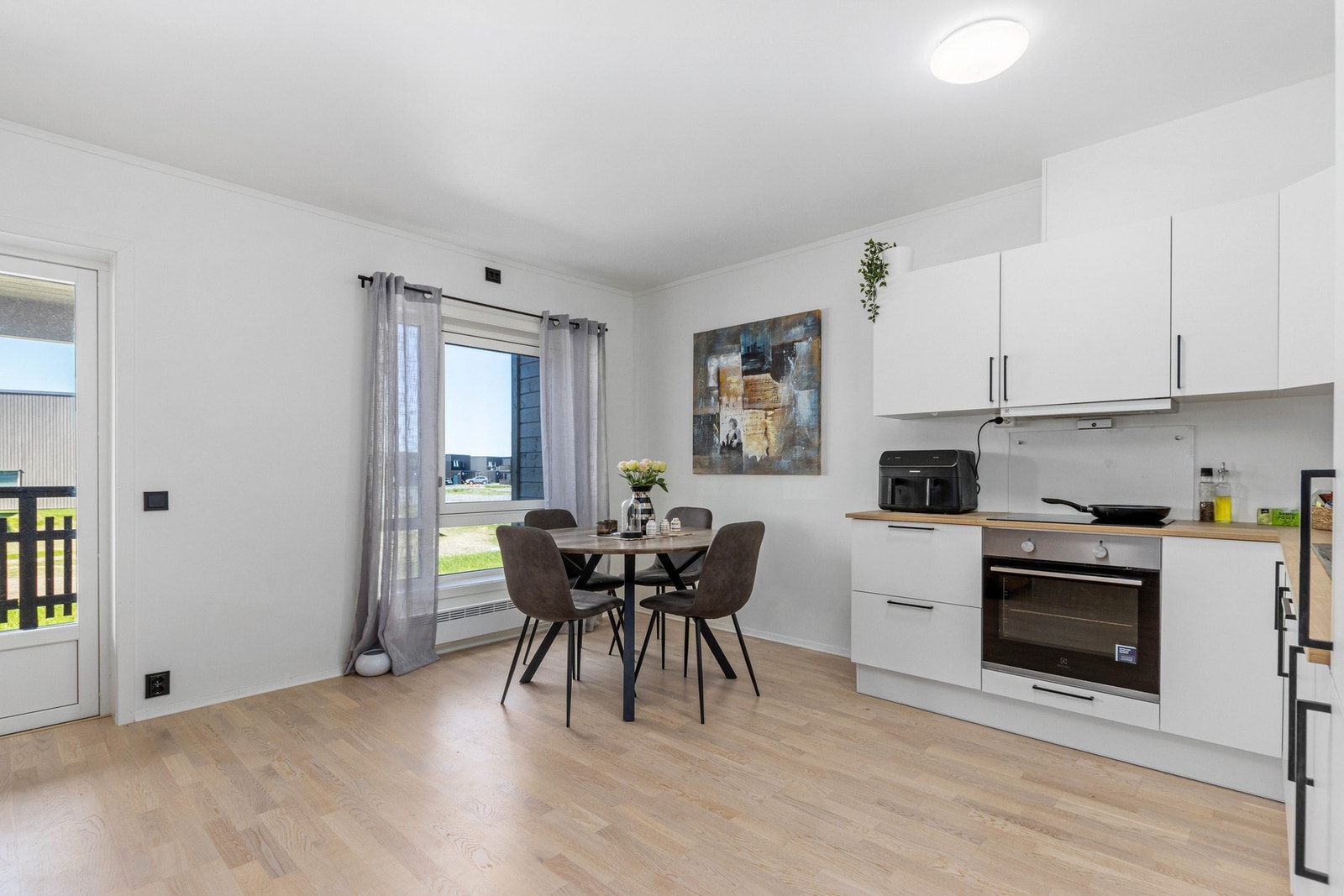 Leiligheten er fra 2020 og holder en pen standard. Galleribilde