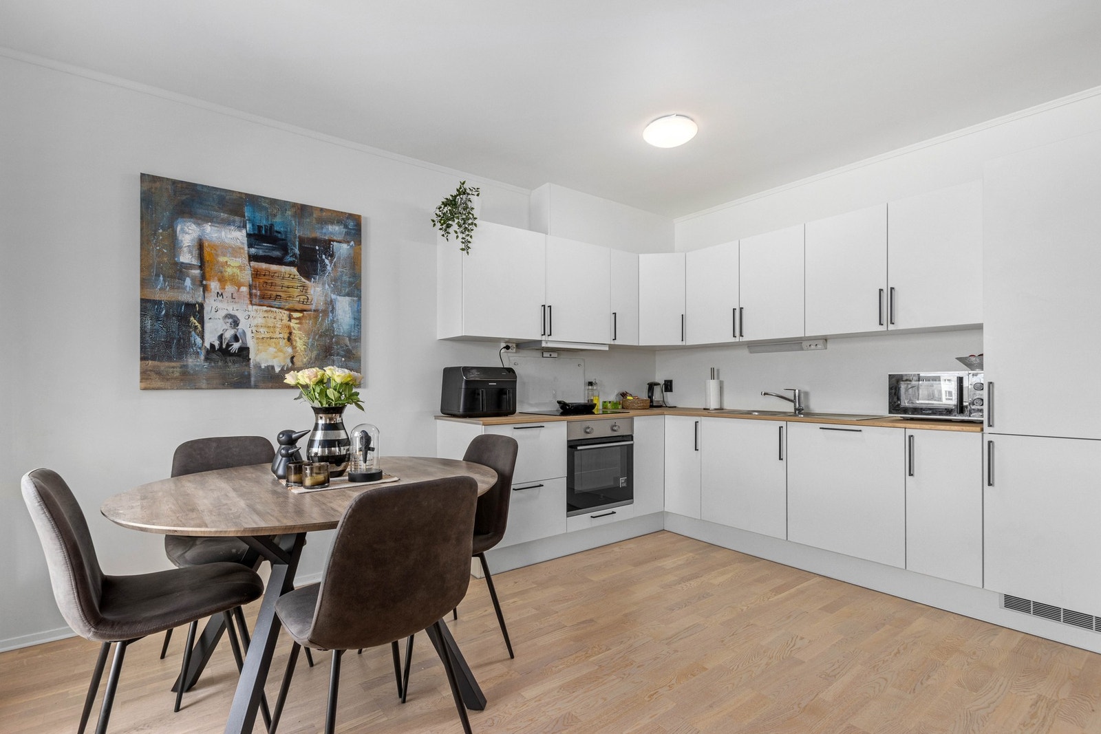 Kjøkken med integrerte hvitevarer. Galleribilde