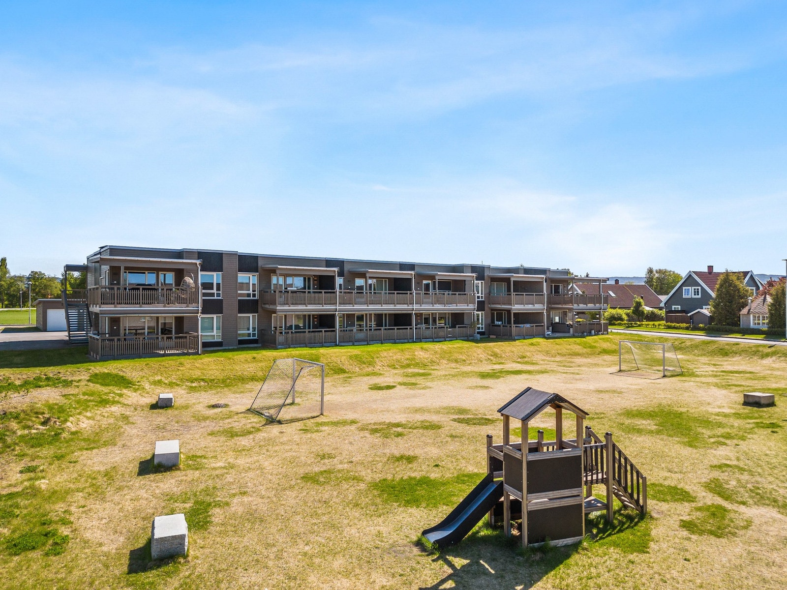 Leiligheten ligger pent til i første etasje. Galleribilde