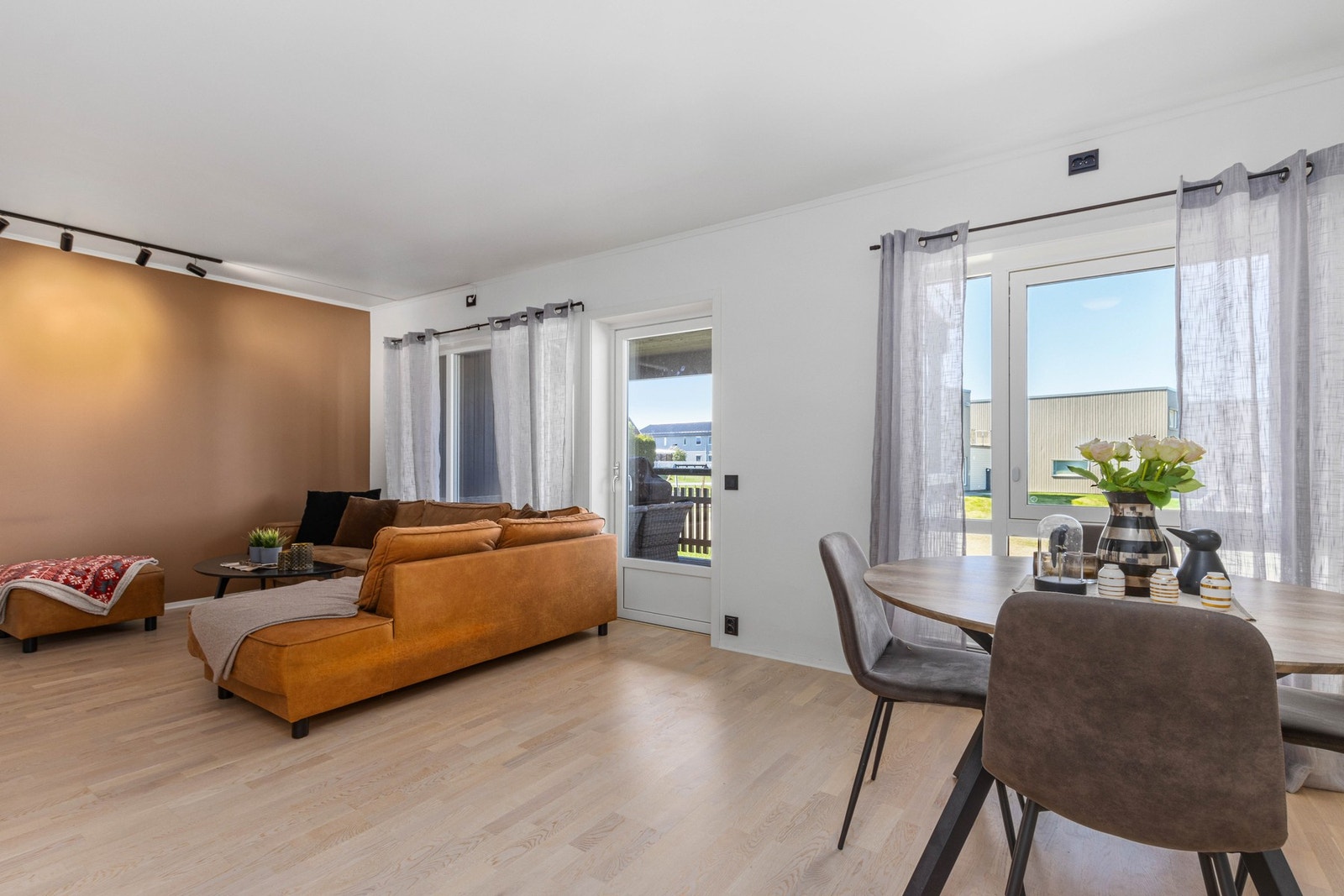 Leiligheten ligger mot grøntarealet og ligger pent til i første etasje Galleribilde