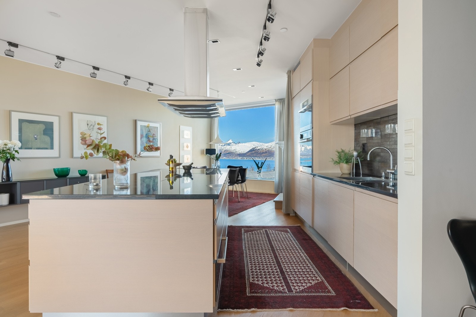 Utstyrt med det meste man trenger av integrerte hvitevarer, som kjøleskap, 2 fryseskap under benken, stekeovn, dampovn, varmeskuff, induksjon platetopp med 5 plater og oppvaskmaskin. Galleribilde