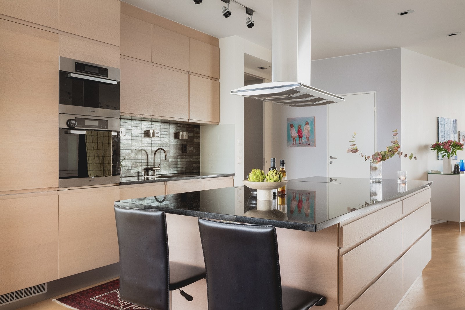 Her er det rikelig med både skap- og benkeplass, noe som gir mye oppbevaringsplass, samt gode og praktiske arbeidsforhold. Galleribilde