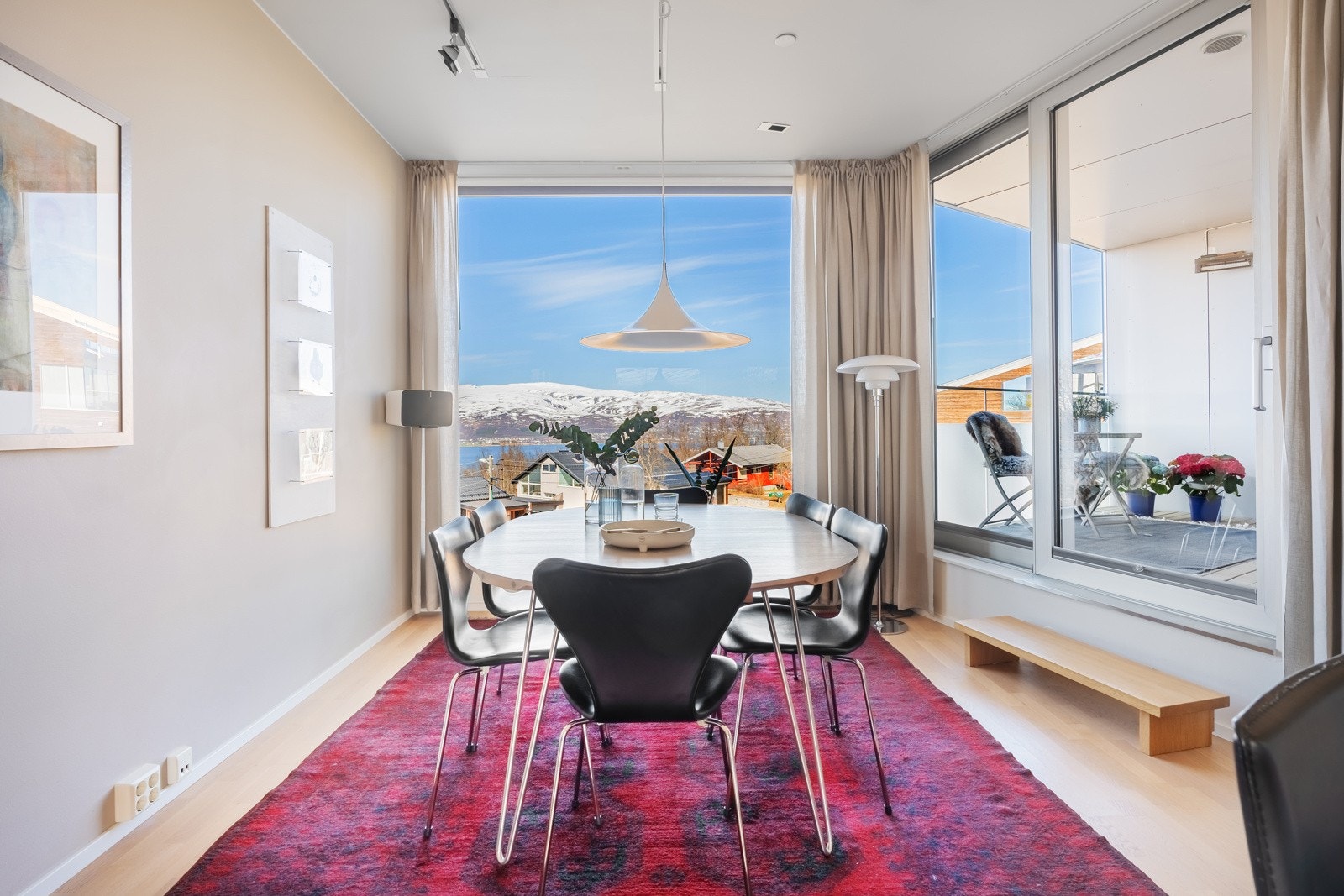 Spisebordet har sin naturlige plass like ved vinduet mot vest. Galleribilde