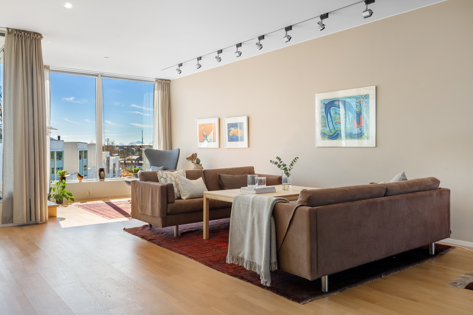 Den gode takhøyden bidrar til en gjennomgående god romfølelse. Galleribilde