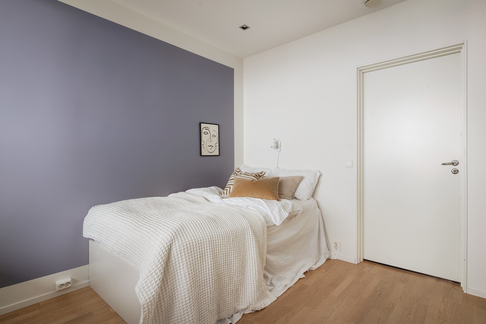 Soverom 2 er innredet med plassbygd seng med hyller og lagringsplass under senga. I tillegg har rommet skyvedørsgarderobe med god oppbevaringsplass. Galleribilde