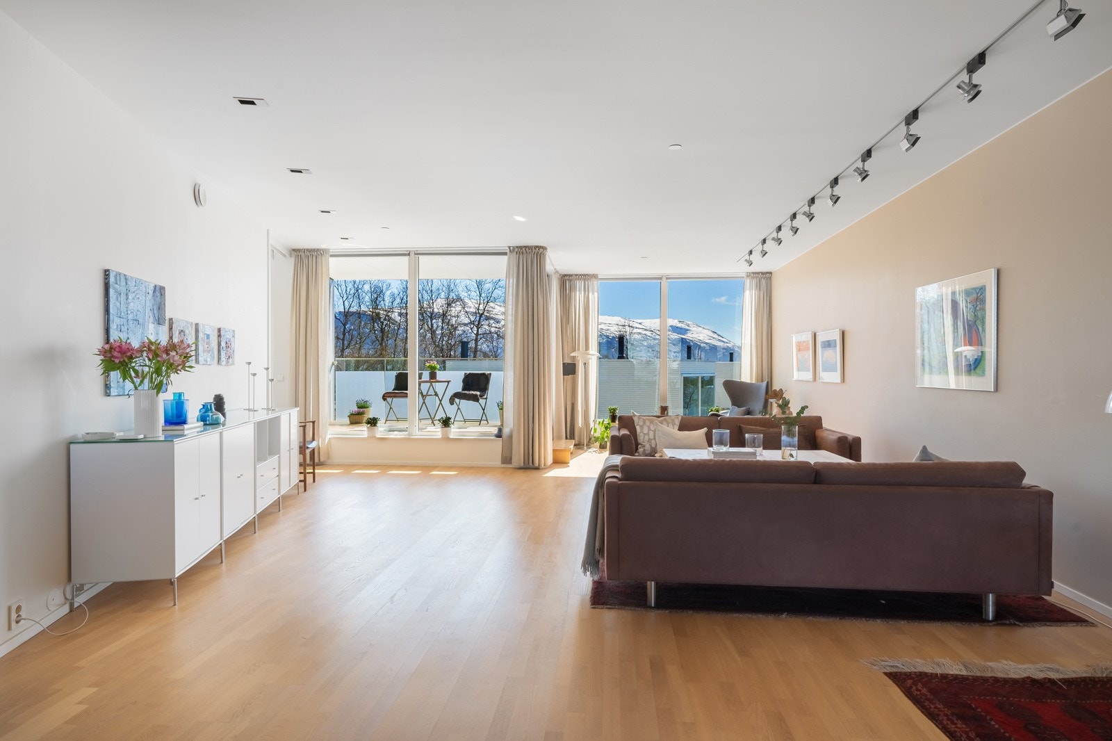 Stuens utforming gir flere muligheter for sittegrupper og sosiale soner. Galleribilde