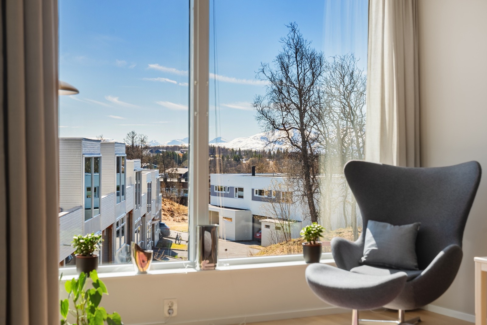 De store vindusflatene gir fantastisk utsikt og slipper inn rikelige mengder med naturlig lys. Galleribilde