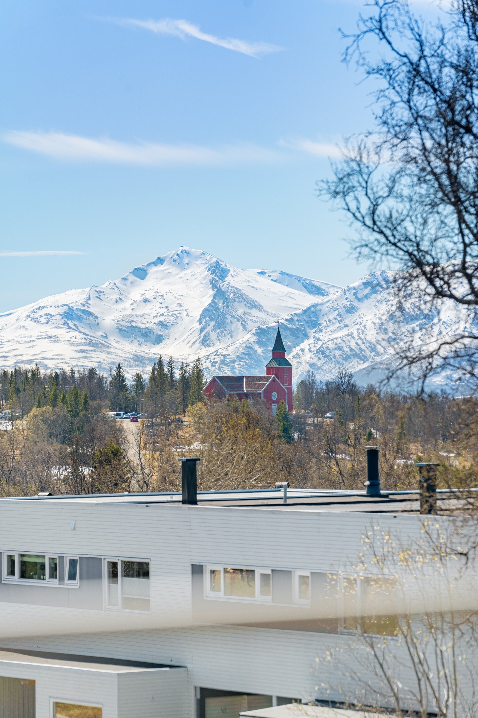 Her har man nydelig utsikt til Elverhøy kirke og mot fjellene i Malangen. Galleribilde