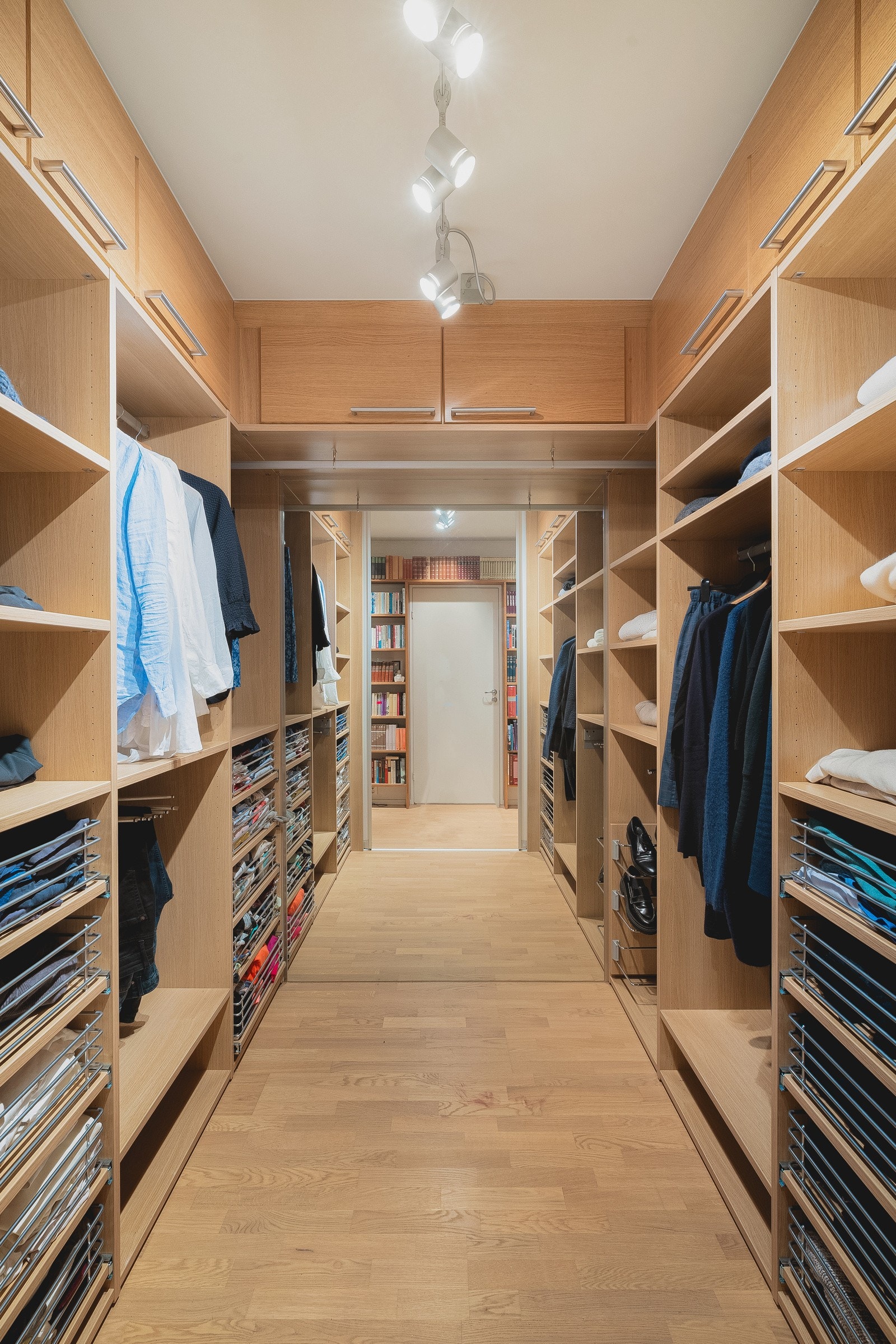 Den romslige walk-in garderoben som er tilknyttet soverommet har plass til alt du trenger, med praktiske oppbevaringsløsninger. Galleribilde