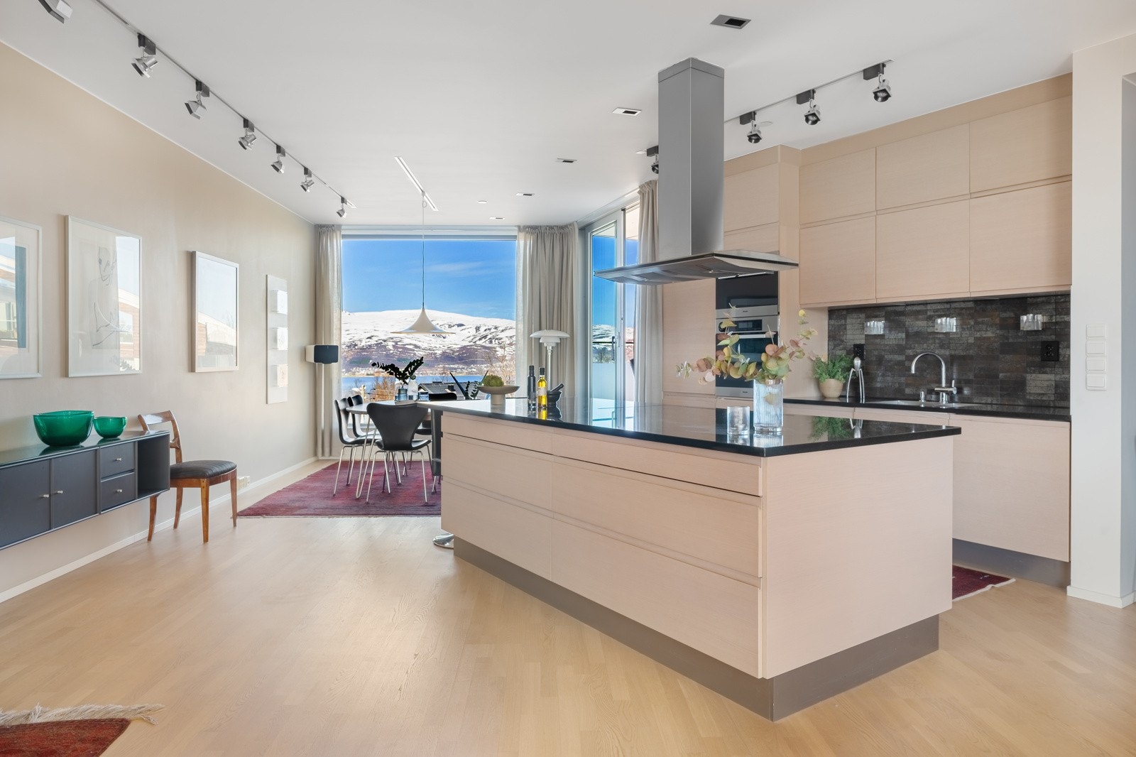 En særdeles gjennomført, praktisk og påkostet 3(4)-roms selveier fra 2009. Galleribilde