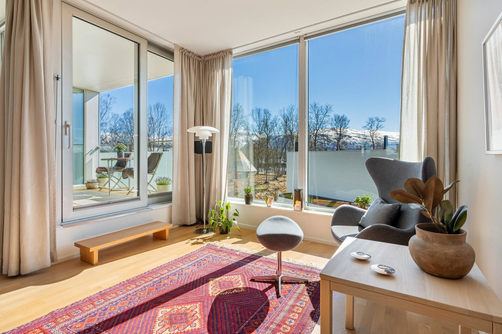 Leiligheten er på hele 135 kvm og framstår innholdsrik og praktisk. Galleribilde