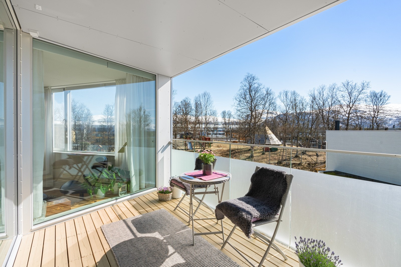 Verandaen mot sørøst er også overbygd og lett å møblere med god plass til utemøbler. Utsikt mot Tromsdalstinden. Galleribilde