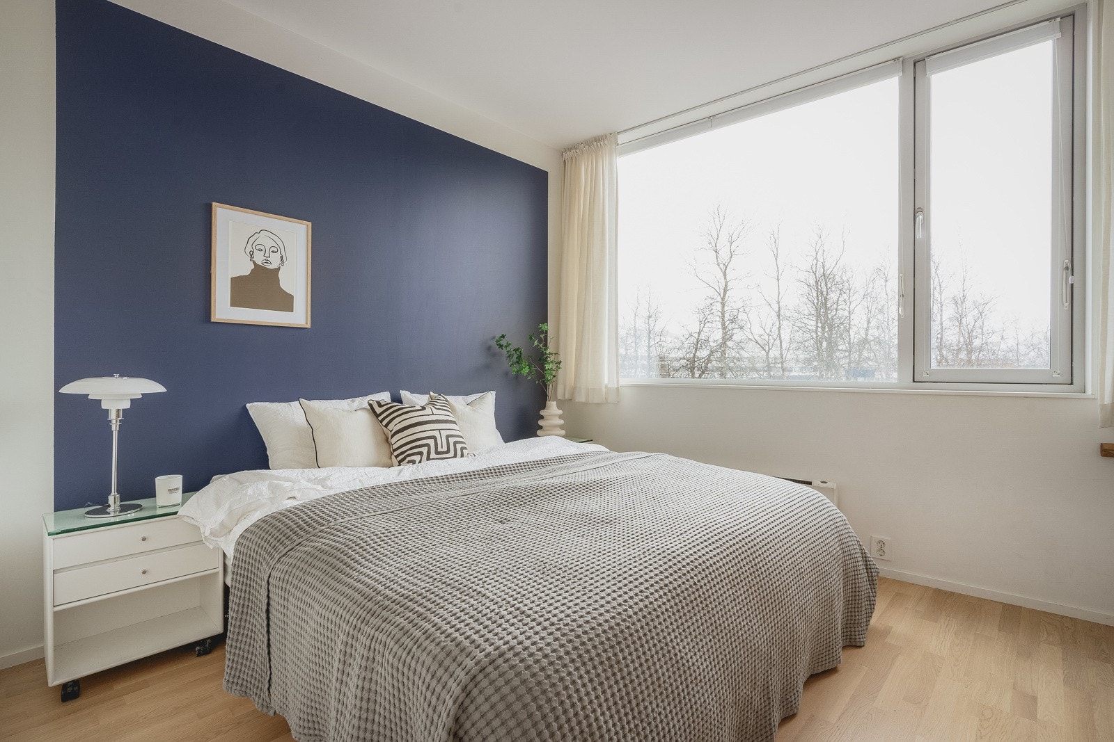 Lyst og luftig soverom med god plass for stor seng og tilhørende nattbord. Utsikt til Tromsdalstinden. Galleribilde