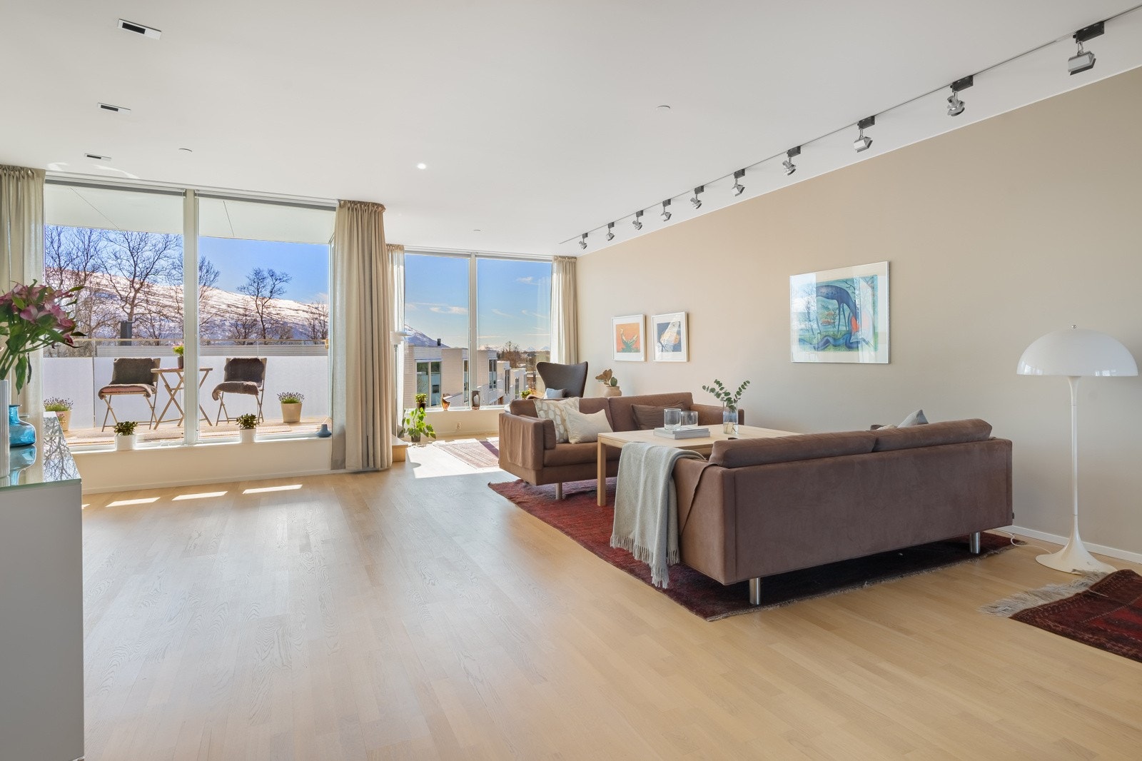 Leiligheten er ved oppføring planlagt sammen med interiørarkitekt og holder gjennomgående høy kvalitet med tidløse farger og materialvalg. Galleribilde