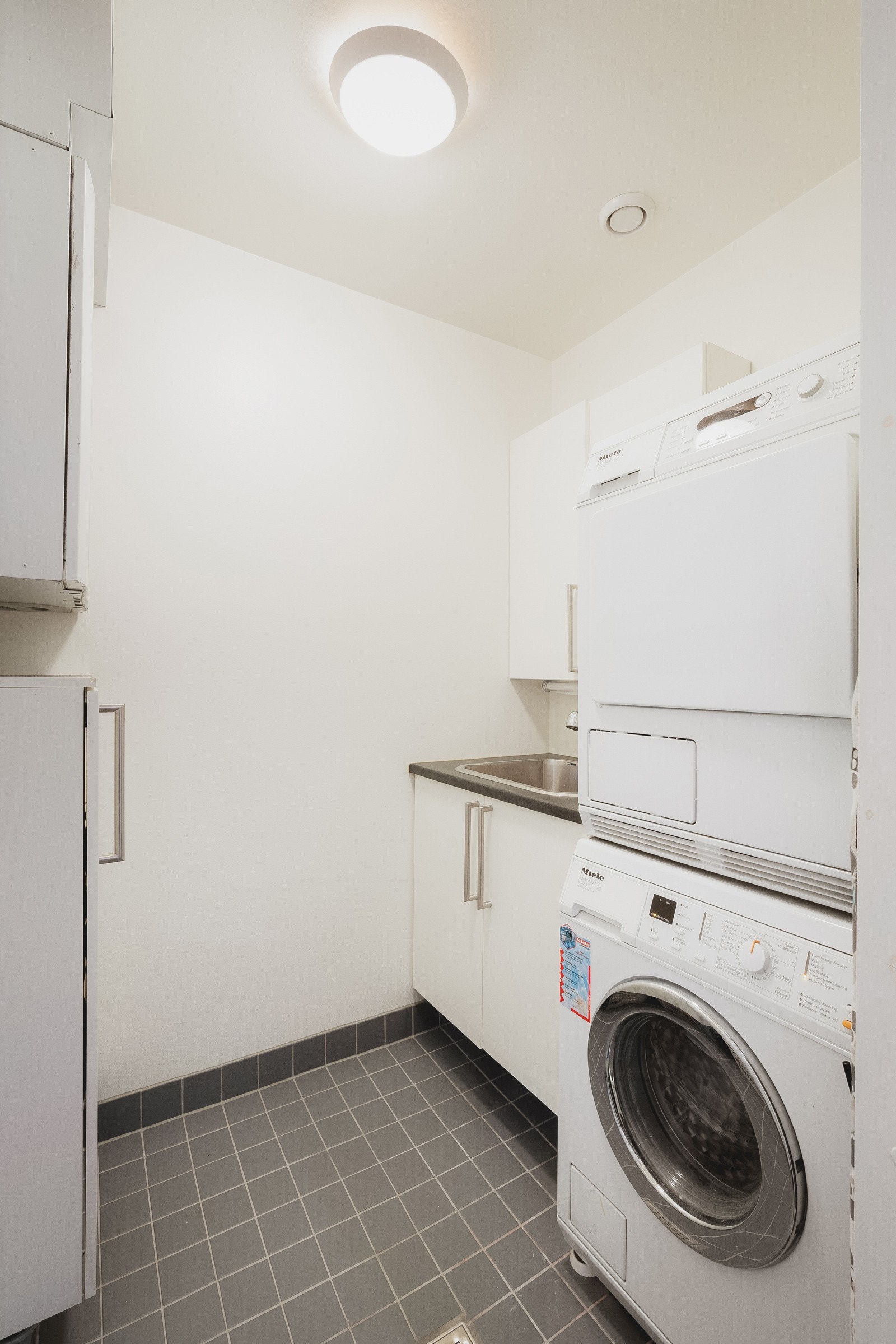 Vaskerommet er funksjonelt og utstyrt med opplegg for vaskemaskin og masse skapplass - Svært praktisk! Galleribilde