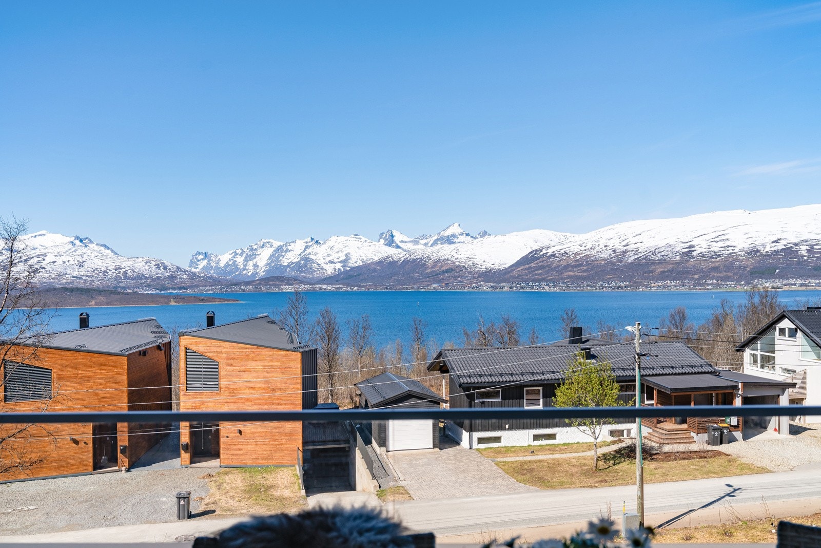 Verandaen mot vest har magisk utsikt over sundet mot Kvaløya og de majestetiske fjellene som utgjør Ersfjordtraversen. Galleribilde