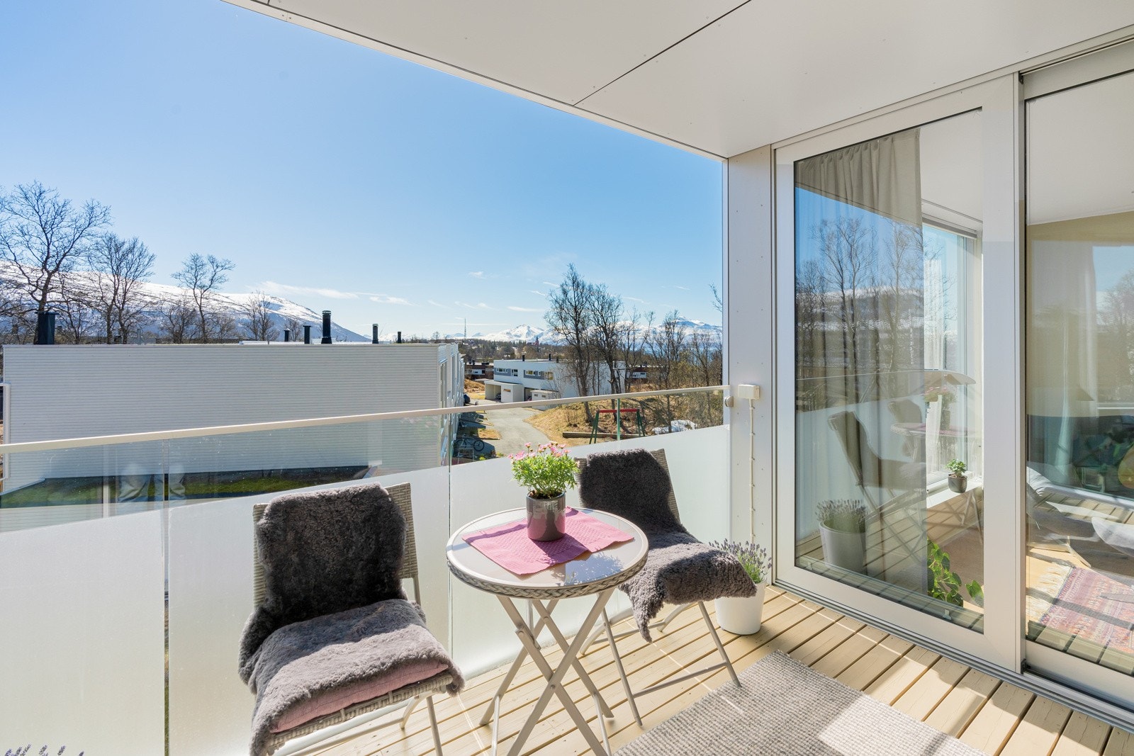 Med veranda på begge sider av leiligheten kan man flytte seg etter sola, og nyte den nærmest hele dagen. Galleribilde