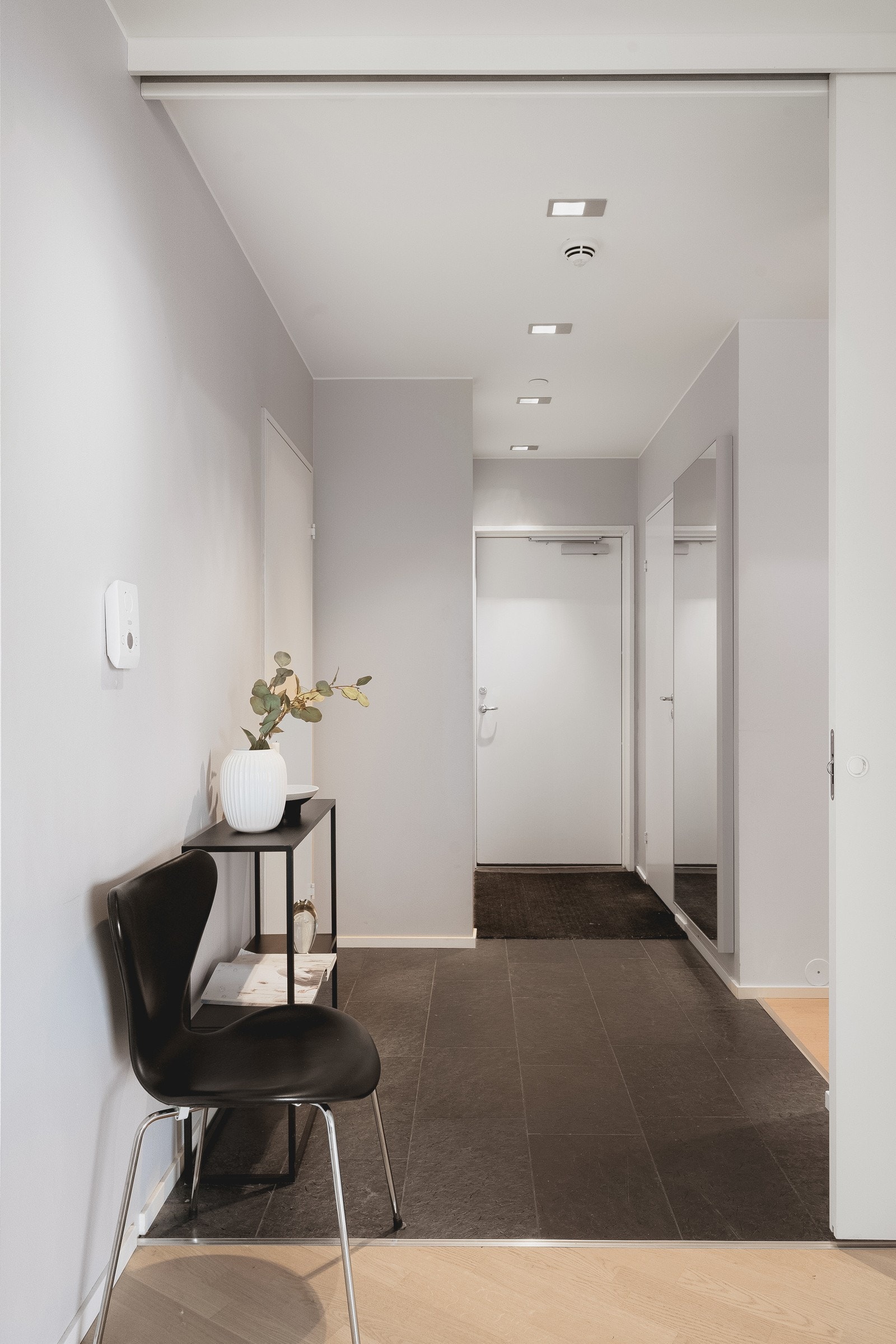 Velkommen inn! Skyedørsgarderobe i entré med god oppbevaringsplass for sko og yttertøy. Galleribilde