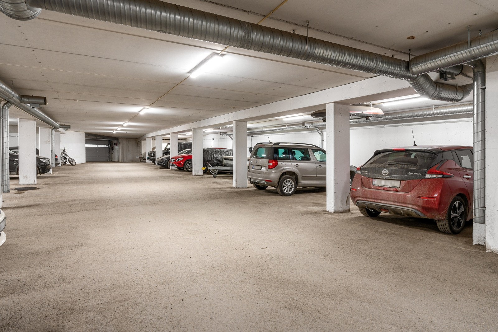 To garasjeplasser medfølger leiligheten. Her er det også mulighet for å montere elbil-lader. I tillegg er det egen sportsbod (med fastmonterte hyller i 4 høyder og strøm/stkk) på ca 6 kvm i tilknytning til garasjeanlegget. Galleribilde
