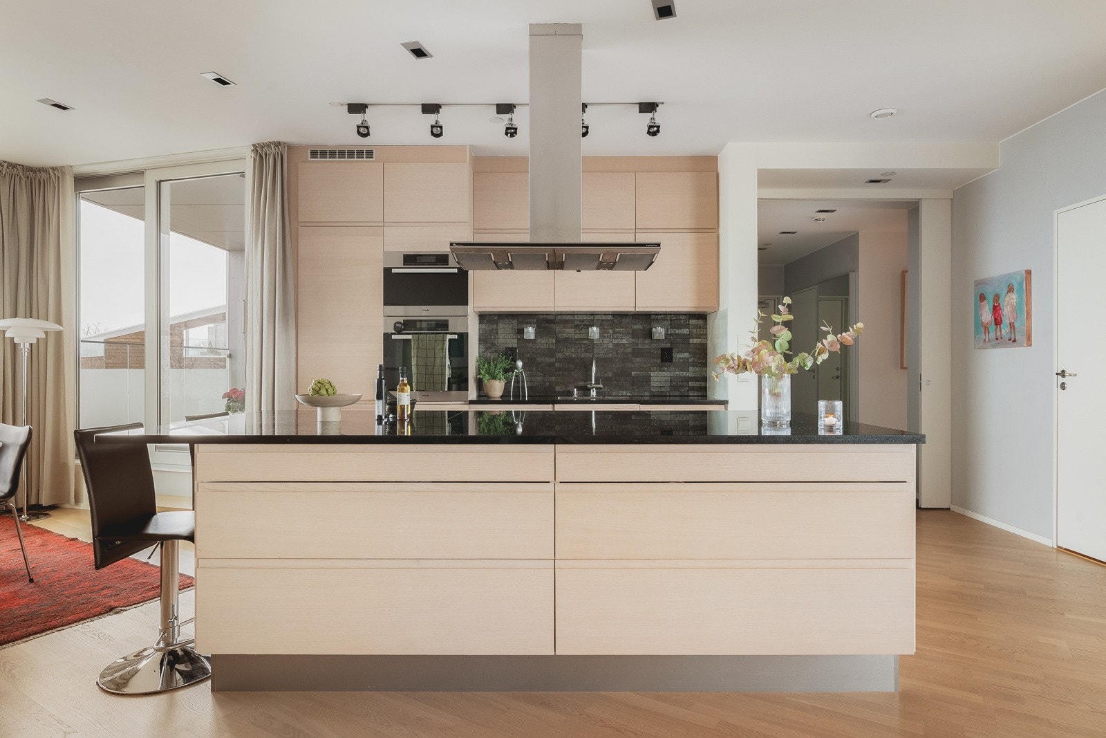 Kjøkkenområdet ligger fint plassert i stuen og framstår lekkert og funksjonelt. Kjøkkeninnredning fra HTH og hvitevarer fra Miele. Galleribilde