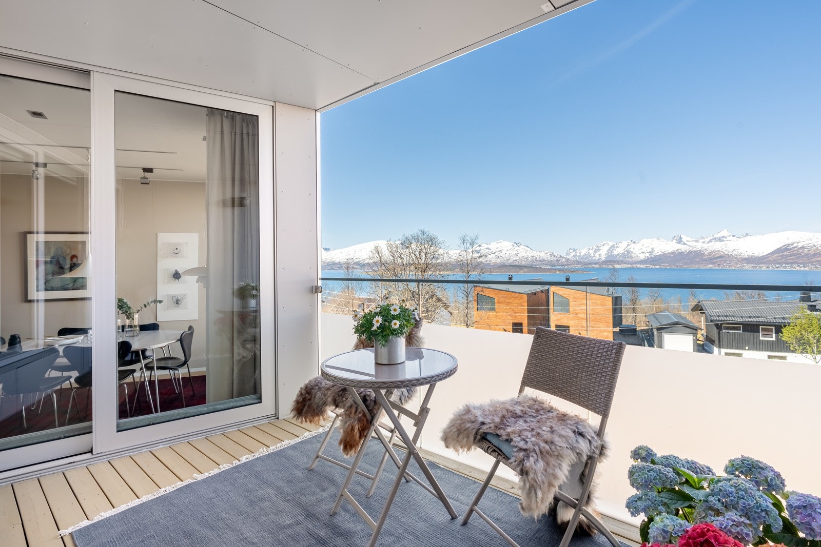 I tilknytning til stue/kjøkken er det utgang til to verandaer, en mot øst og sør og en mot vest. Galleribilde