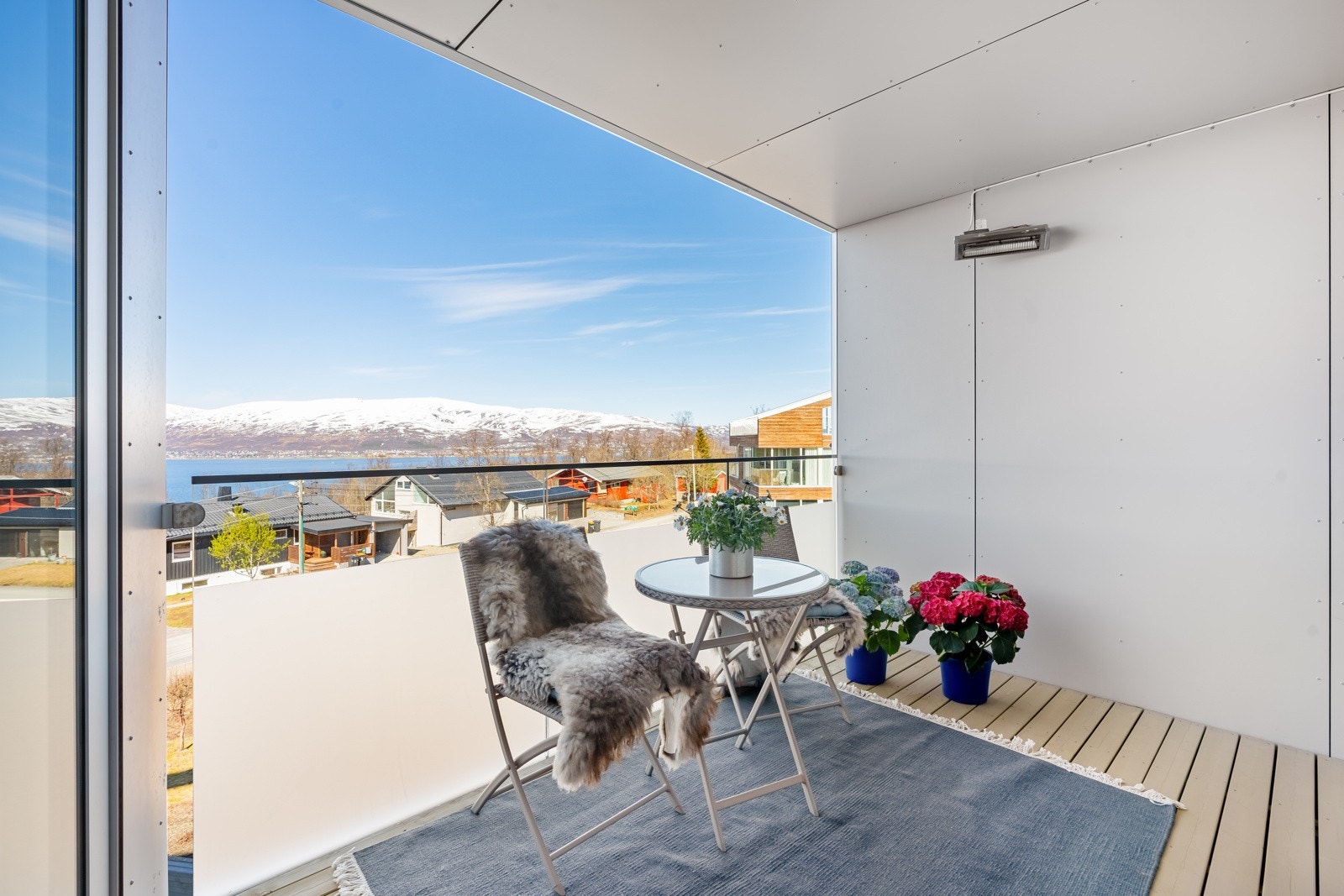 Verandaen mot vest er overbygd og enkle å møblere med god plass for utemøbler. Galleribilde