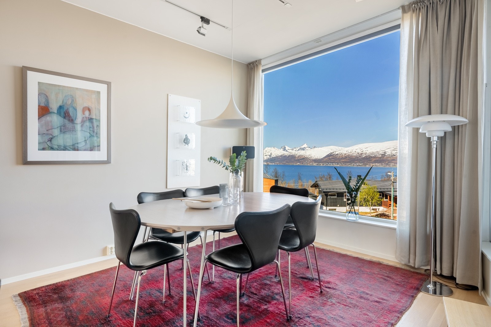Store vindusflater på begge sider av rommet gir utrolig flotte lysforhold i leiligheten, og ikke minst nydelig utsikt. Galleribilde