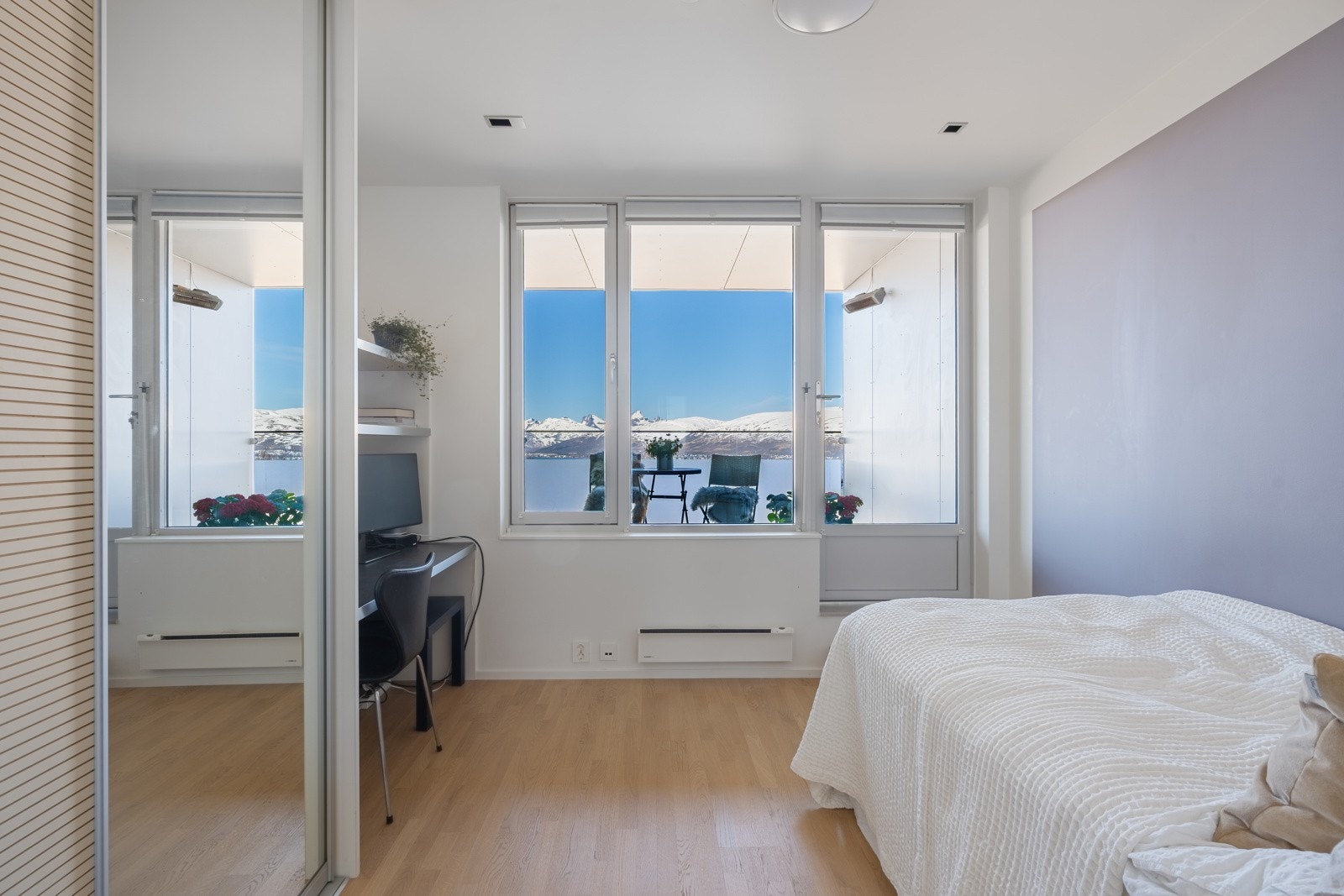 Begge soverommene vender ut mot stille og rolige omgivelser. Soverommet har utgang til den vestvendte verandaen. Galleribilde