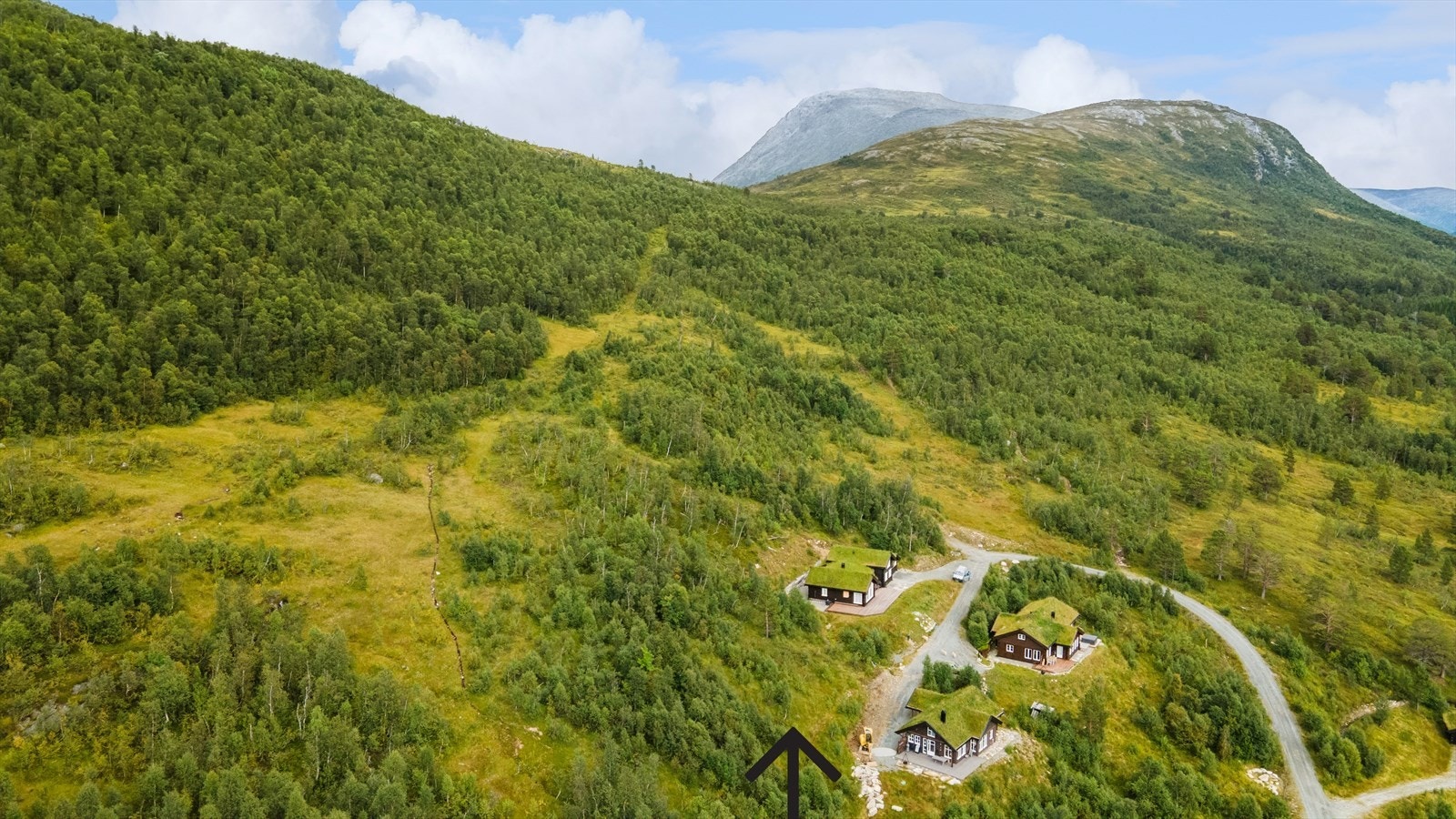 Tomten ligger øverst, og ved veis ende, i ett allerde etablert hyttefelt Galleribilde
