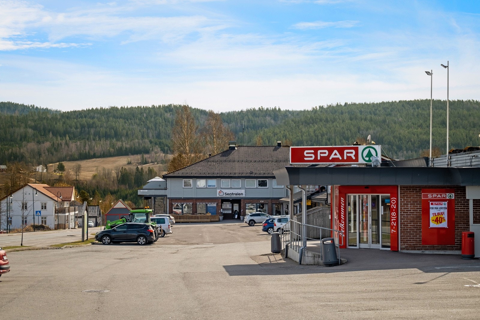 Svarstad sentrum ligger 5 minutter unna, og har bla. butikker, skole, barnehage og idrettsanlegg. Galleribilde