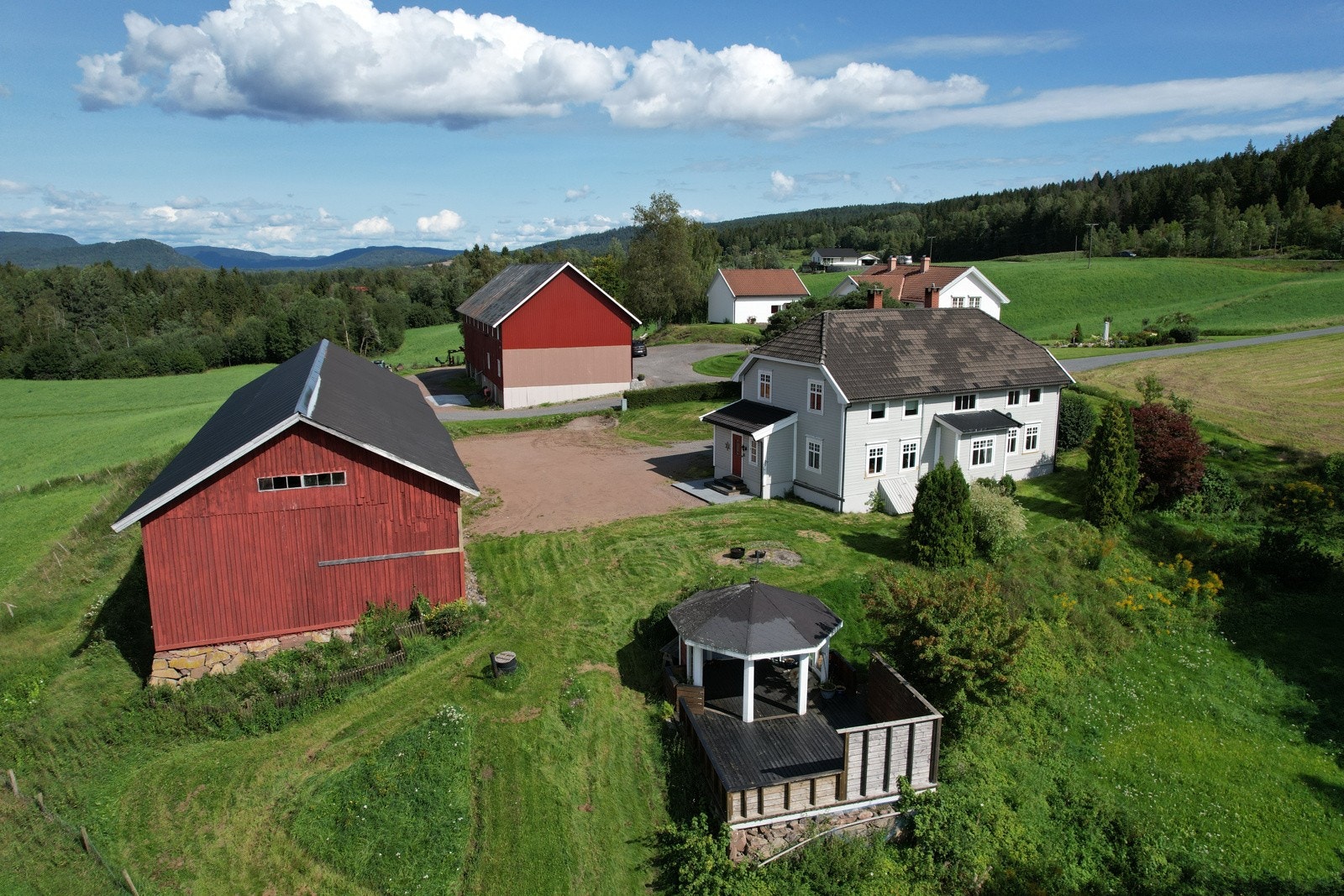 Velkommen til Østsideveien 715 - idyllisk småbruk med tumleplass på 6,4 måls tomt! Galleribilde