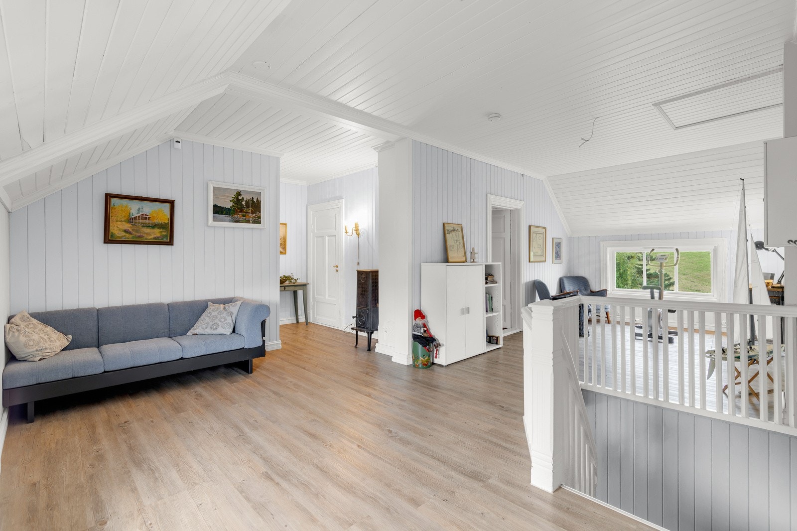 Romslig og luftig loftsstue. Galleribilde